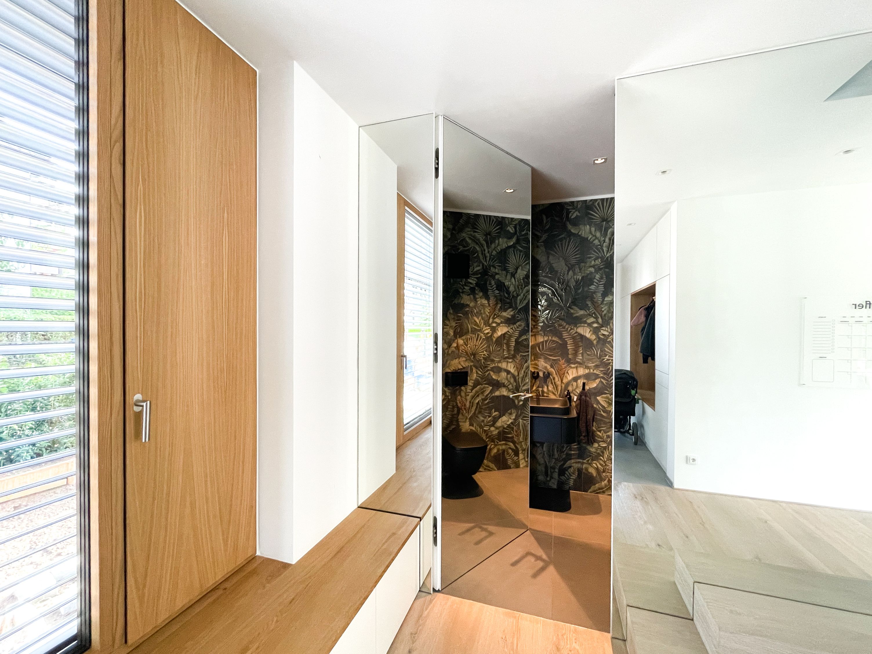 Flächenbündige Spiegeltür, Privathaus Freiburg Flächenbündige Spiegeltür, Privathaus Freiburg