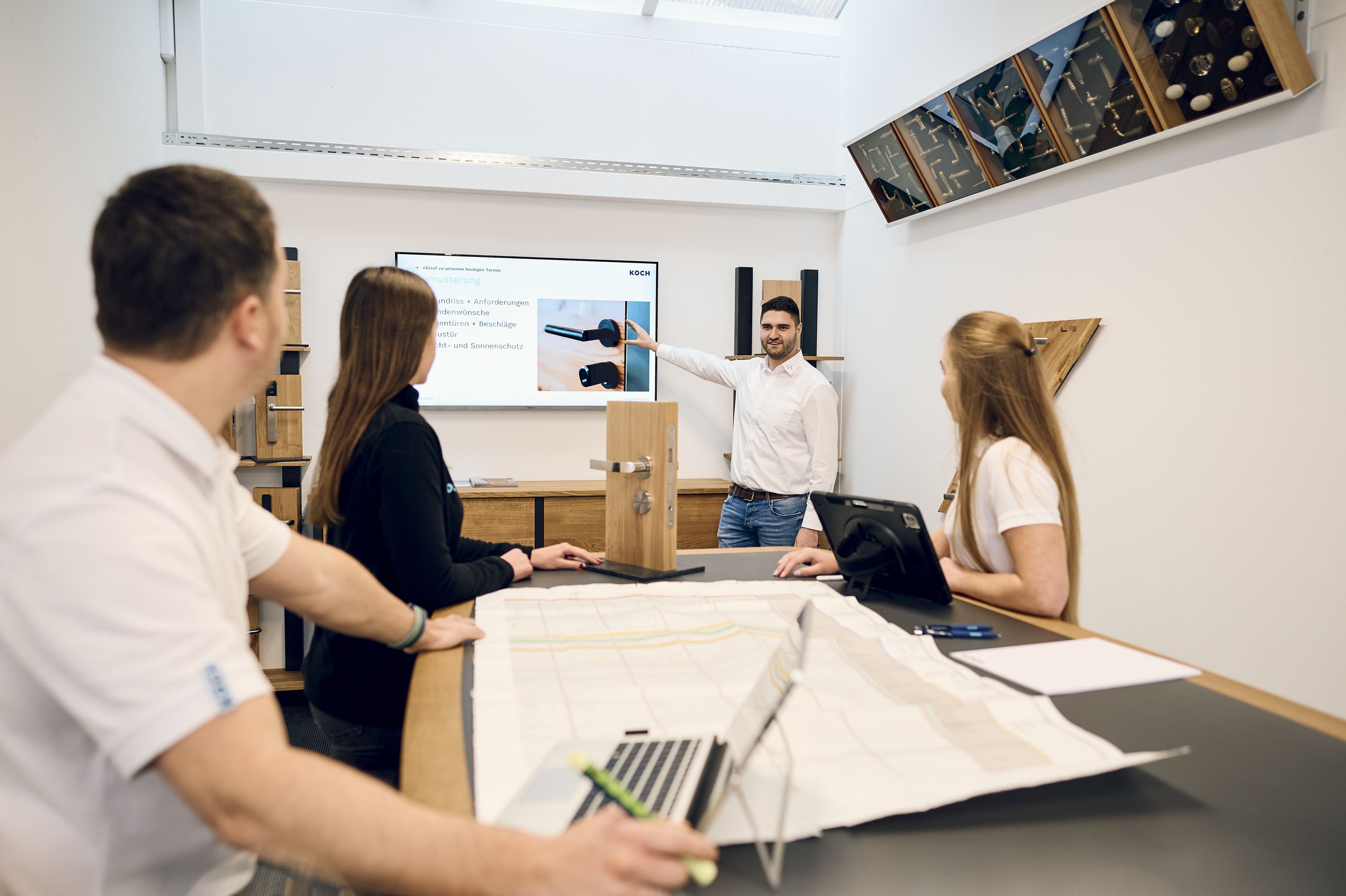 Beratung im Showroom-Besprechungsraum