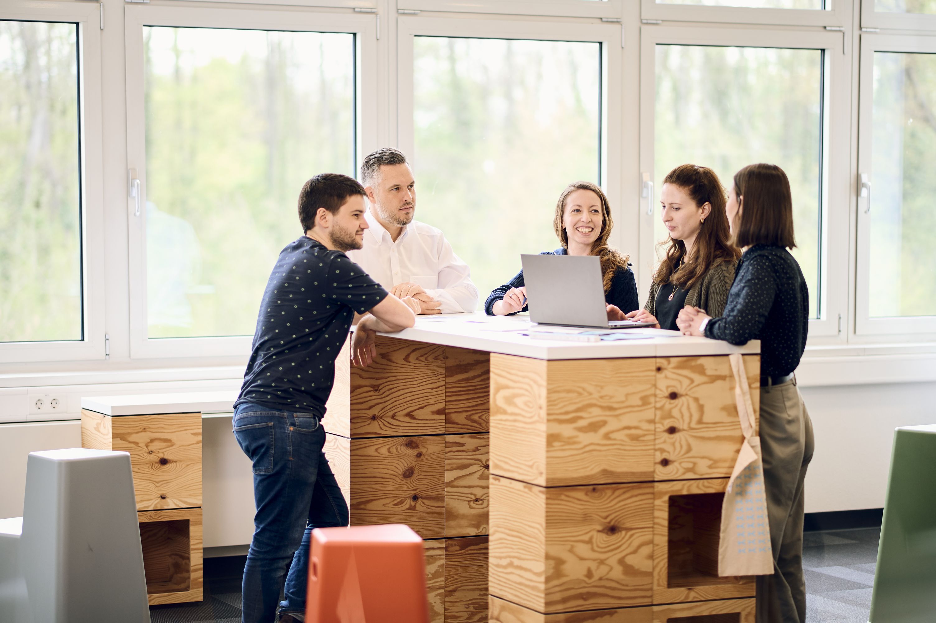 Teambesprechung im Collaboration Hub Teambesprechung im Collaboration Hub