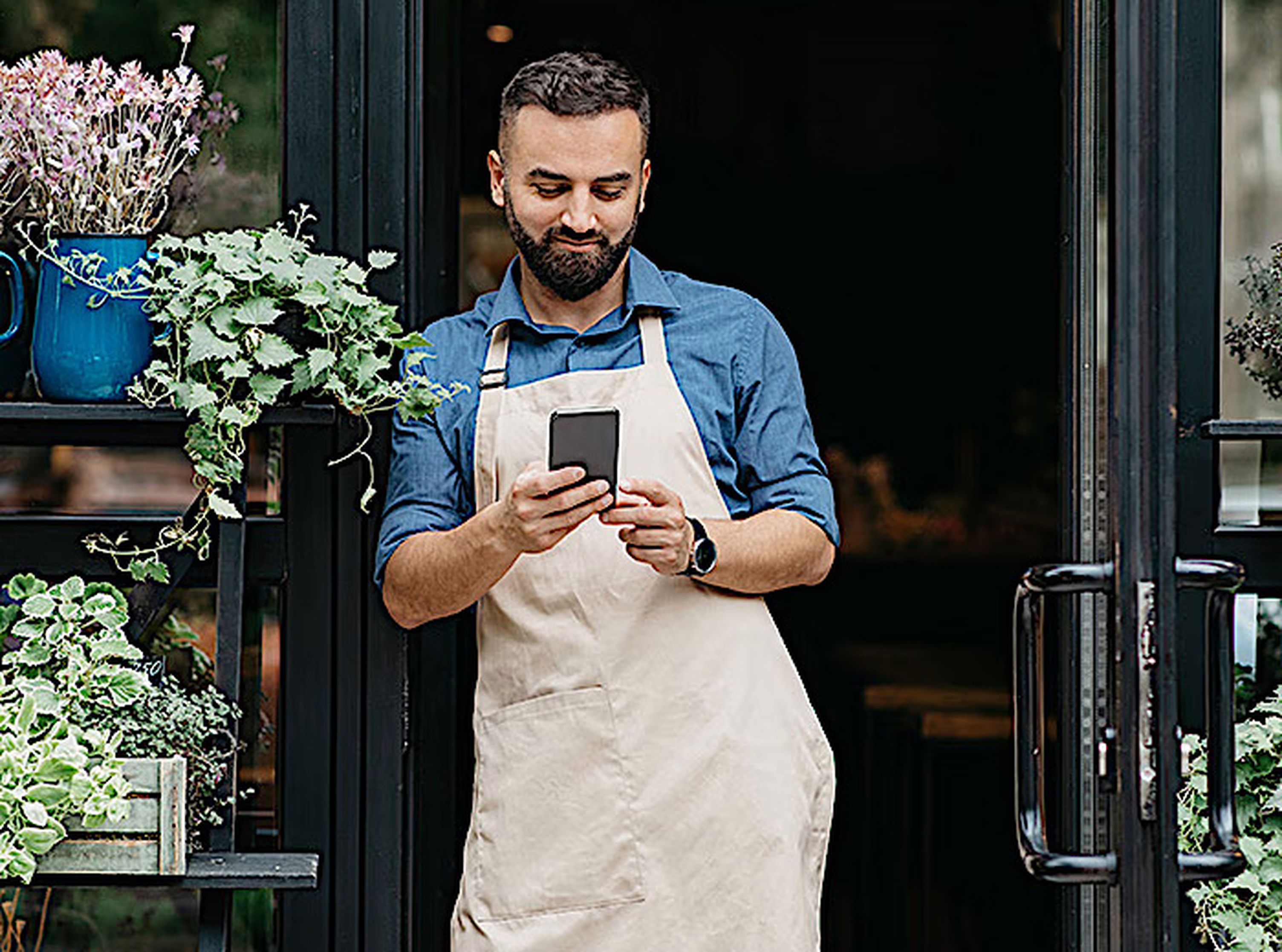 Dormakaba evolo smart Mann mit Handy