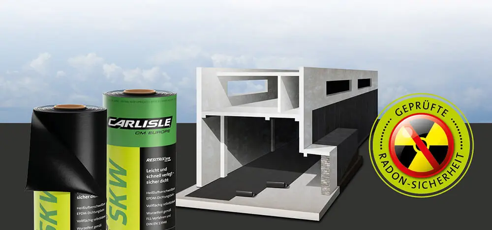 Rollen mit RESITRIX® SKW Abdichtungsbahn und ein Gebäude-Schnittmodell, das die Anwendung zur Radonsicherung zeigt
