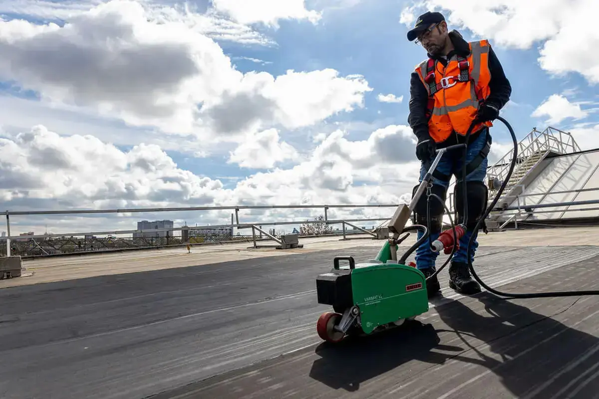 Planer prüft die Anforderungen der Landesbauordnung an harte Bedachungen