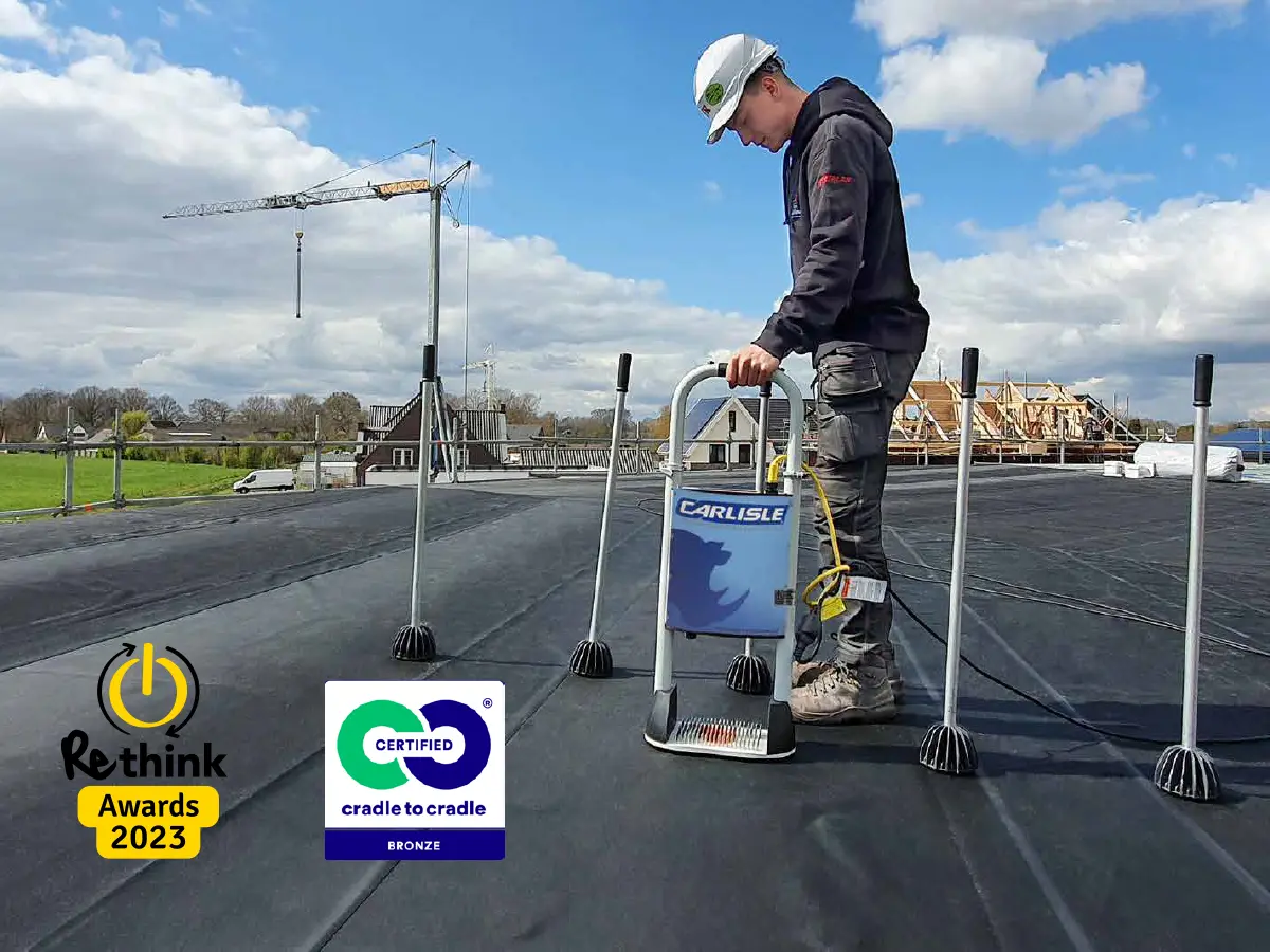 Dachhandwerker befestigt die HERTALAN EPDM-Plane mittels Induktion auf einem Flachdach