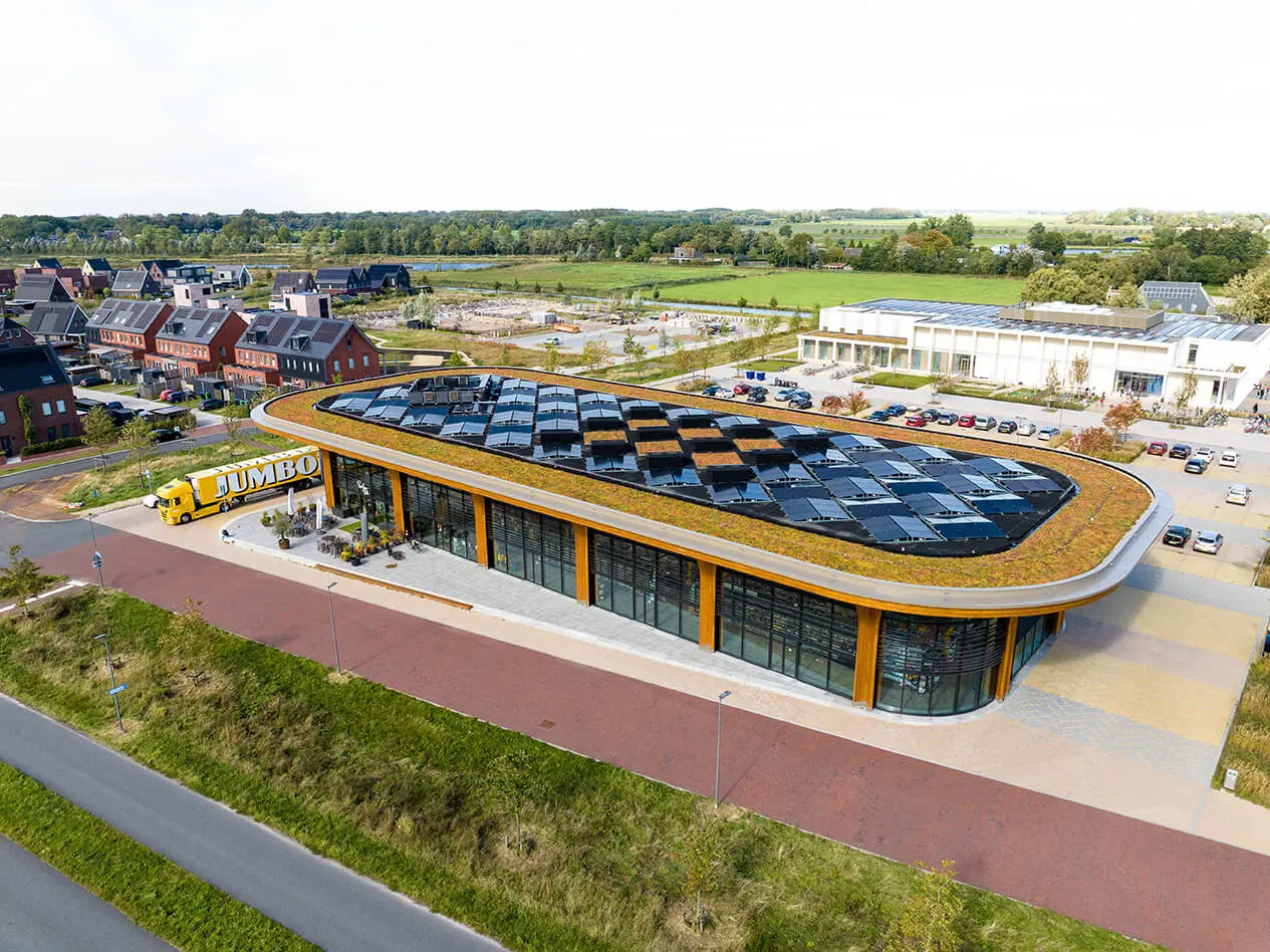 Solaranlage auf dem Flachdach des SuperHubs in Meerstad