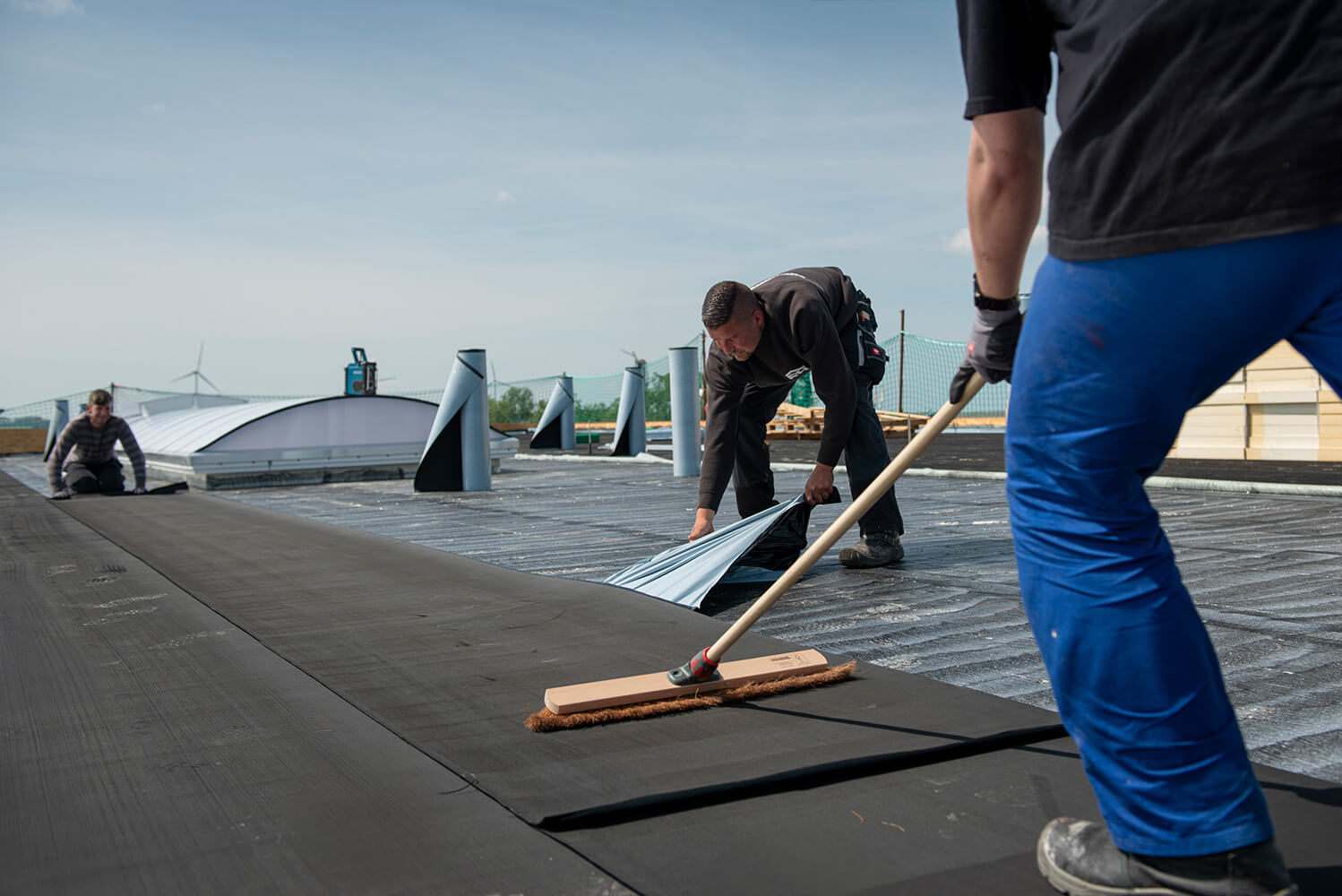 Verarbeiter verlegen RESITRIX® selbstklebende Dachfolie