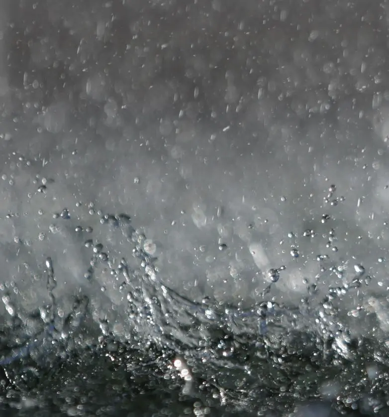 Starkregen in der Stadt mit überlastetem Abwassersystem – Symbolbild für zunehmende Extremwetterereignisse und die Bedeutung der Kellerabdichtung von außen