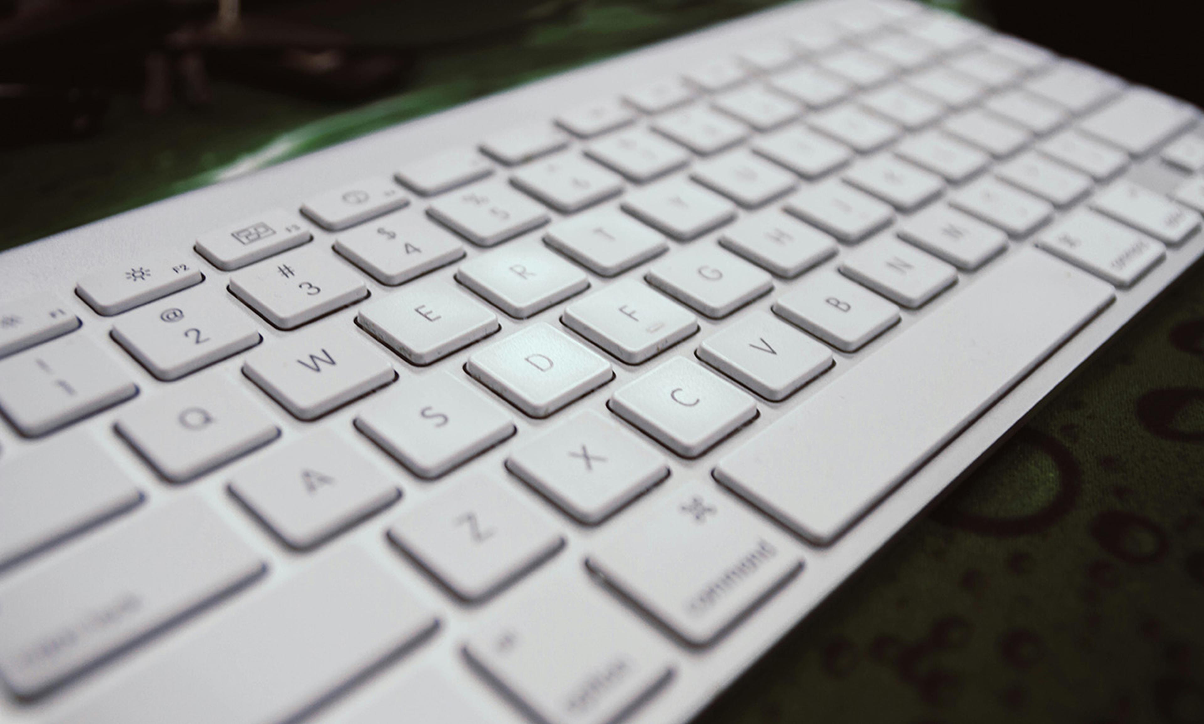 Nahaufnahme einer weißen Computer-Tastatur