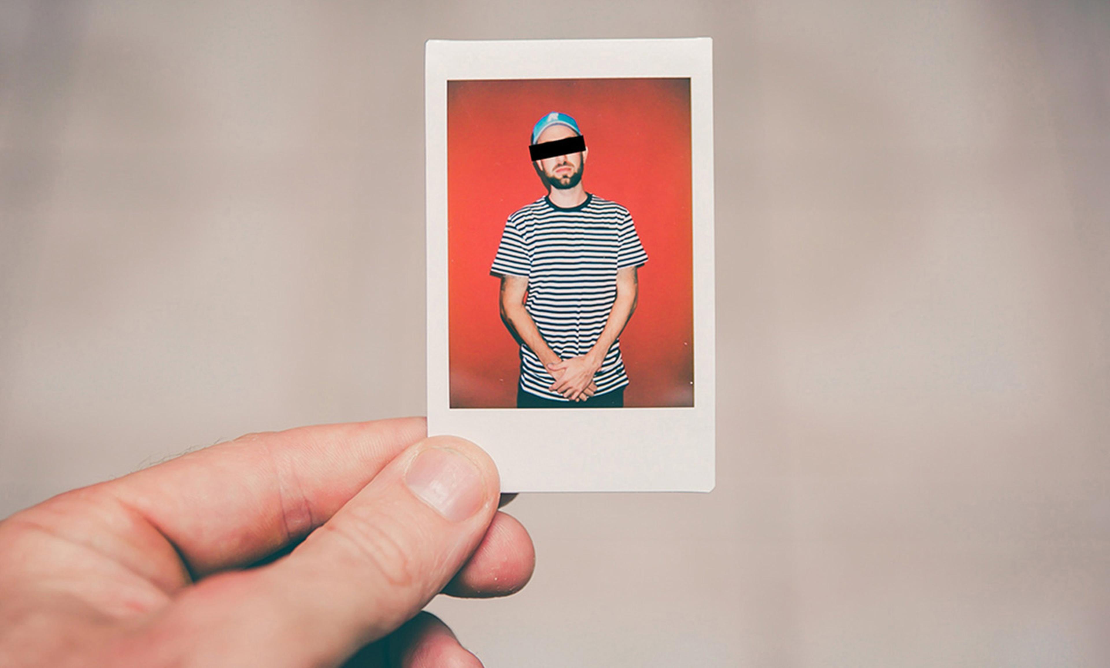 Polaroid von Mann mit Balken vor Augen