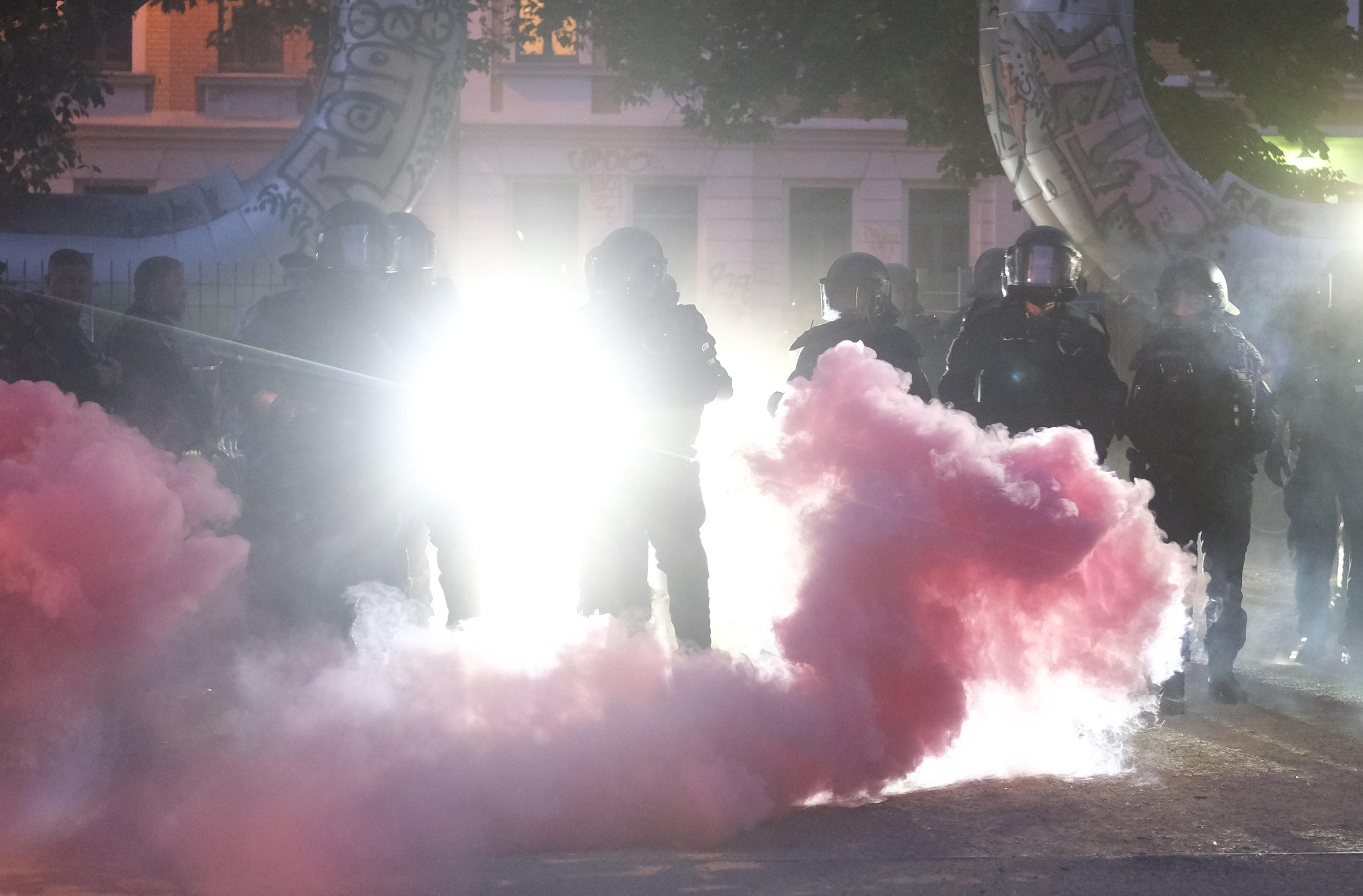 Polizisten im Pyronebel bei einer Demonstration