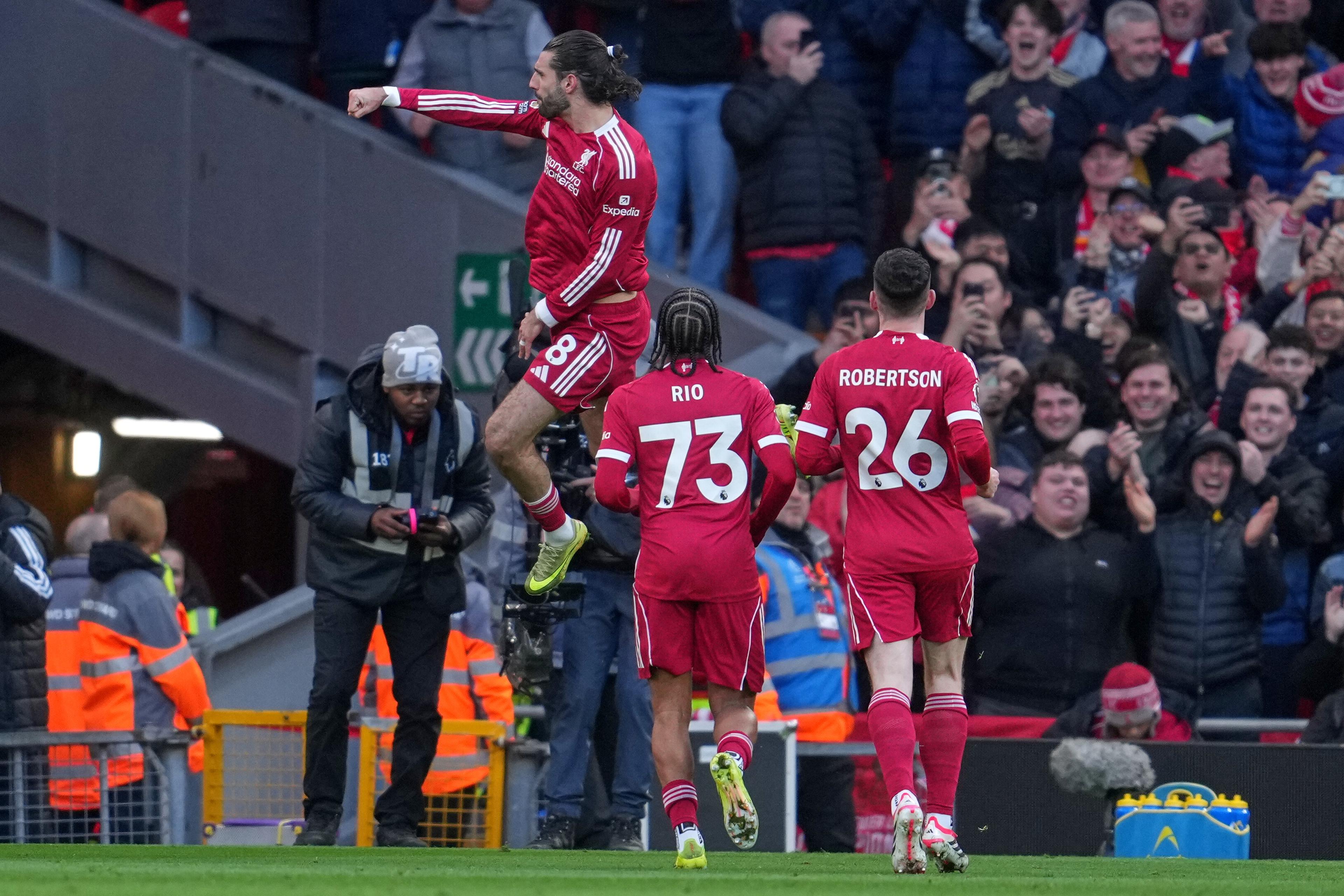 Fußball, Männer: Premier League, England, 30. Spieltag, FC Liverpool - Tottenham Hotspur. Liverpools Dominik Szoboszlai jubelt über sein Tor zum 1:0.
