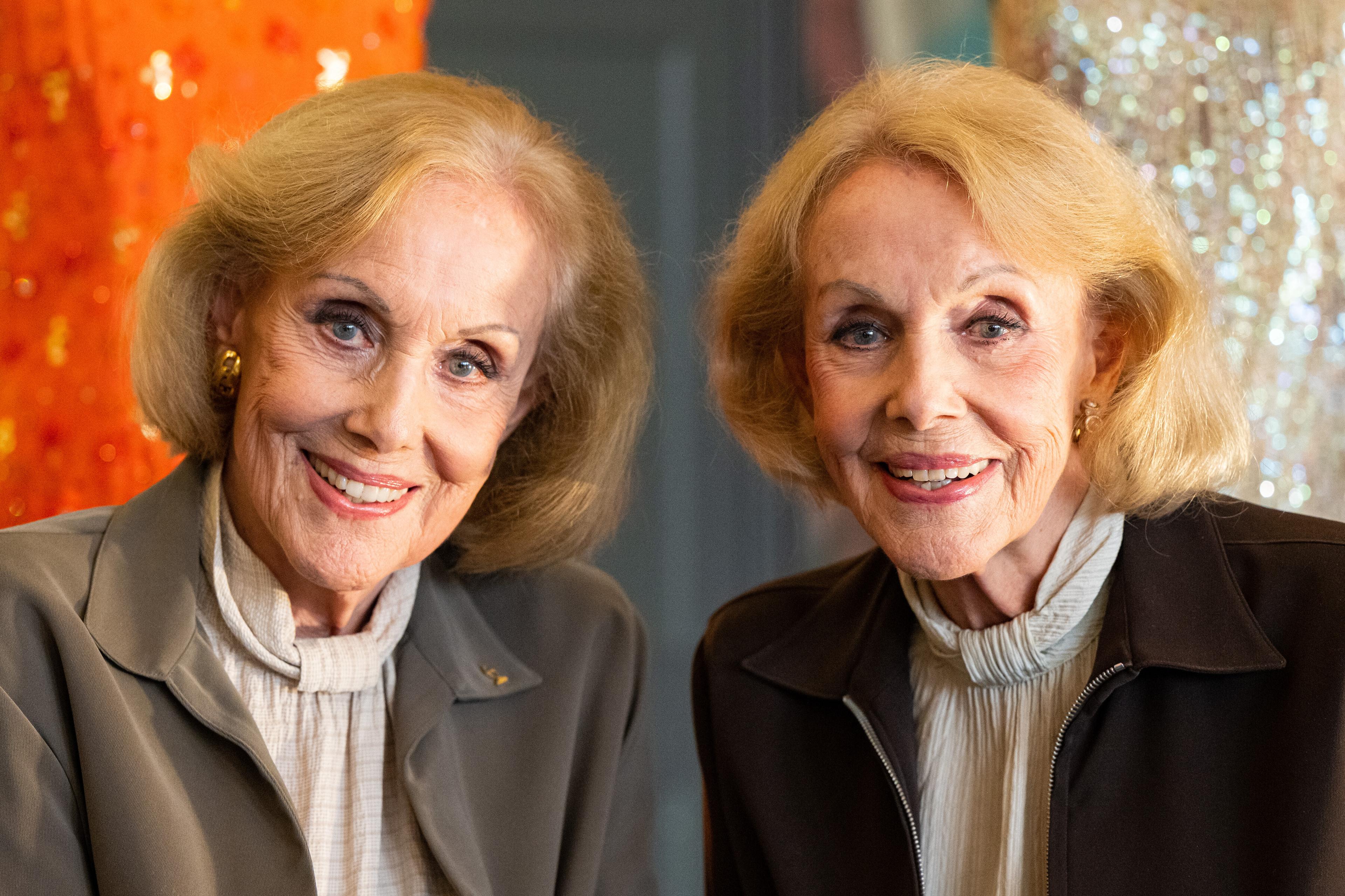 Die Kessler-Zwillinge, Alice (l.) und Ellen Kessler, posieren bei einem exklusiven Fototermin nach der Auftaktveranstaltung zu einer Online-Versteigerung ihrer Bühnenoutfits im Gärtnerplatztheater.