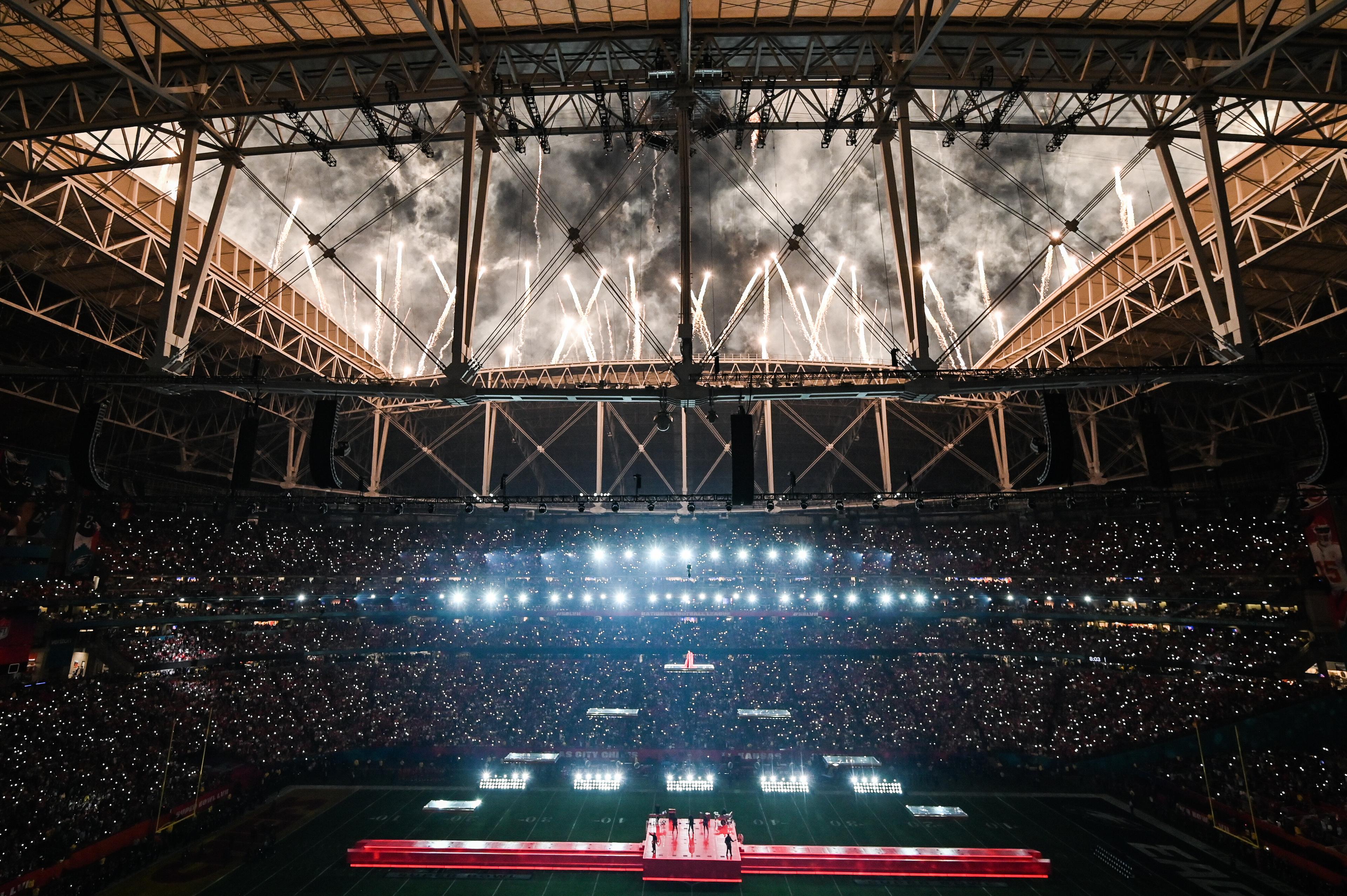American Football; Profiliga NFL, Philadelphia Eagles - Kansas City Chiefs, Super Bowl im State Farm Stadium: Rihanna tritt während der Halbzeitshow auf.