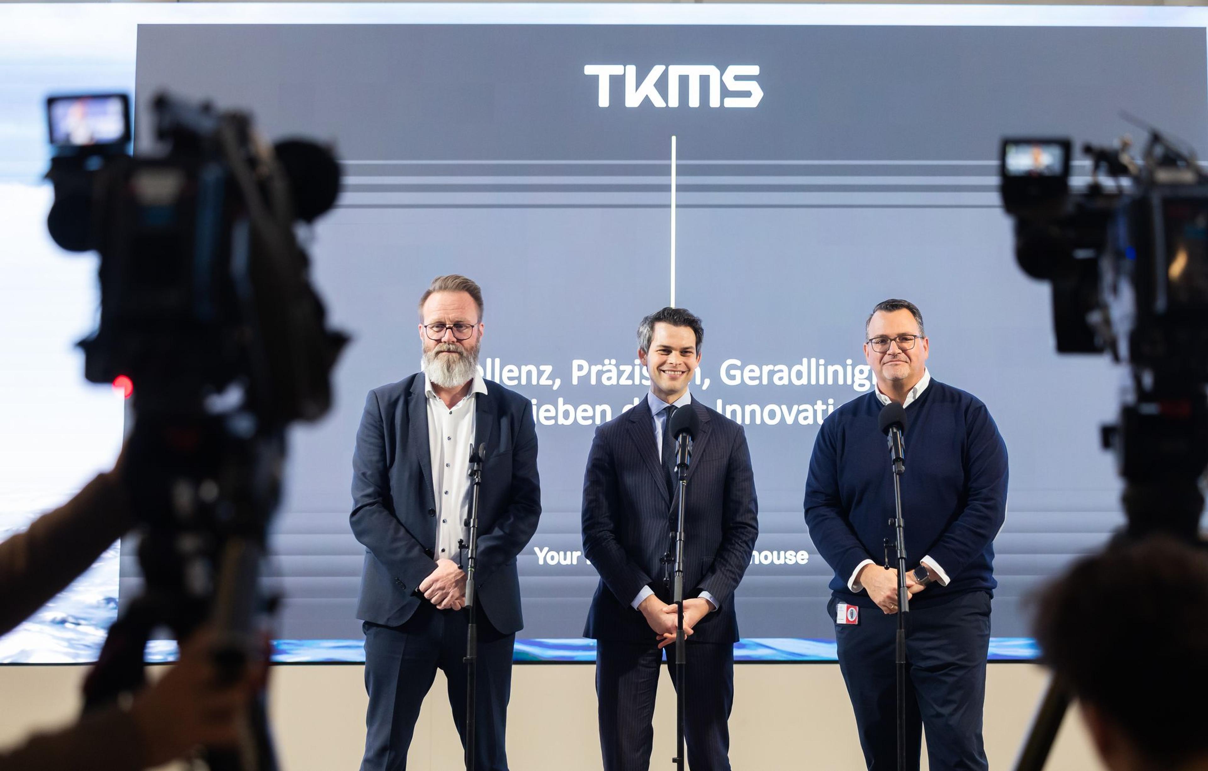 Wirtschaftsminister Claus Ruhe Madsen (v.l.), der Maritime Koordinator Christoph Ploß und TKMS-Vorstand Oliver Burkhard beantworten die Fragen von Journalisten auf dem Kieler Firmengelände.