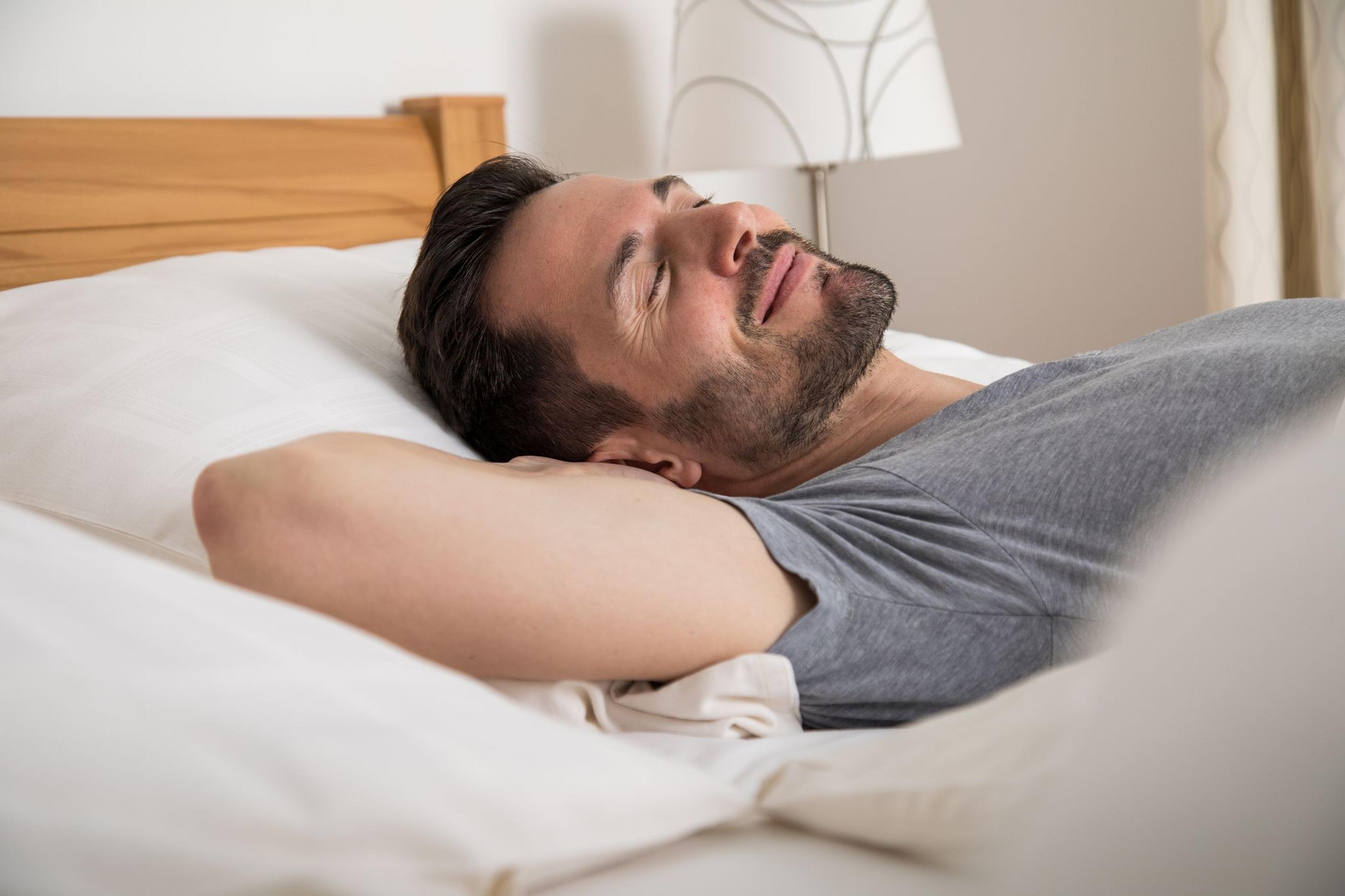 Wer vor dem Zubettgehen keinen Alkohol trinkt, schläft besser.