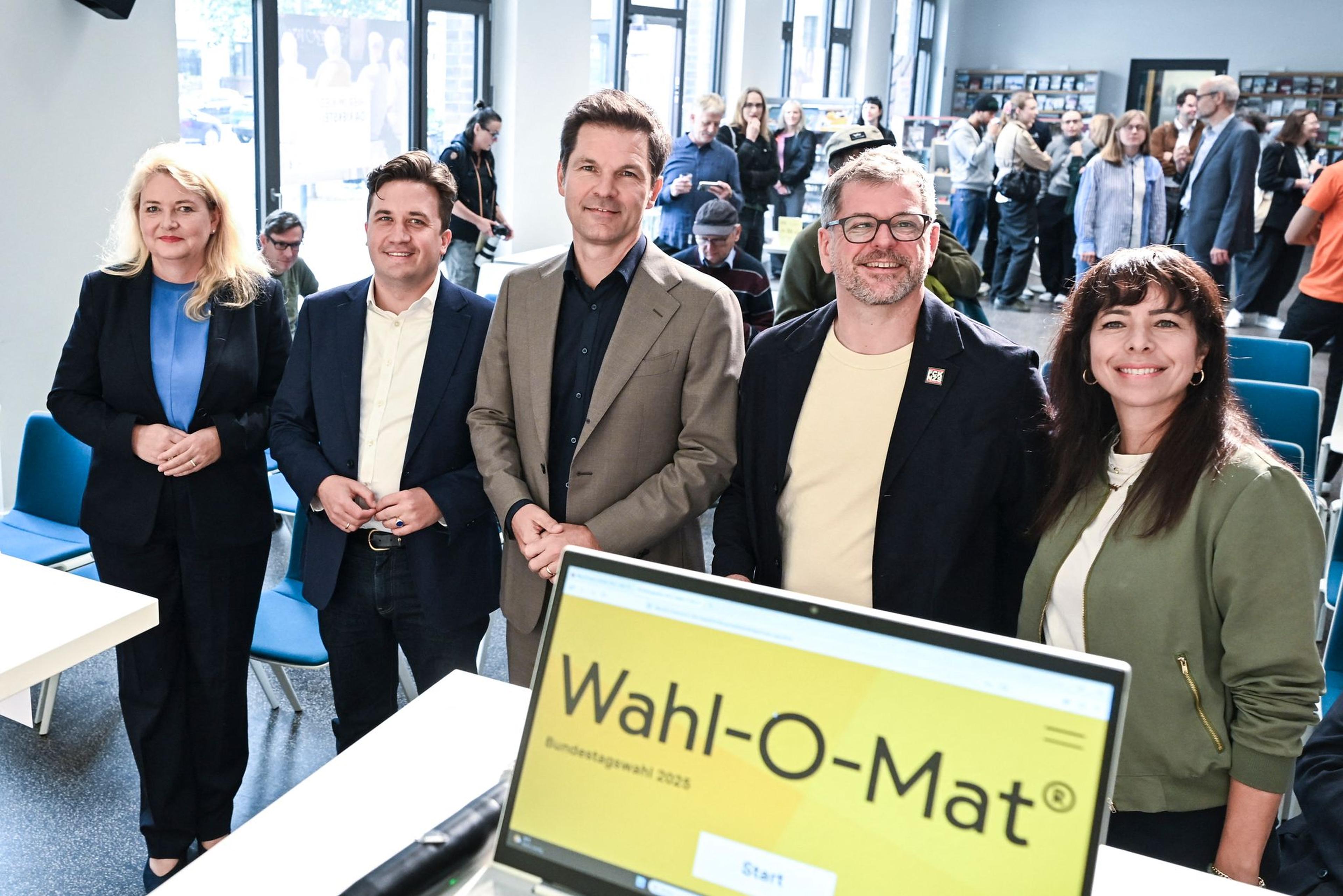 Die Politiker Kristin Brinker (l-r, AfD), Lucas Krieger (CDU), Steffen Krach (SPD), Werner Graf (Bündnis 90/Die Grünen) und Elif Eralp (Die Linke) testen in der Landeszentrale für politische Bildung das Online-Angebot zum Start des Wahl-O-Mat für die Wahl zum Berliner Abgeordnetenhaus.