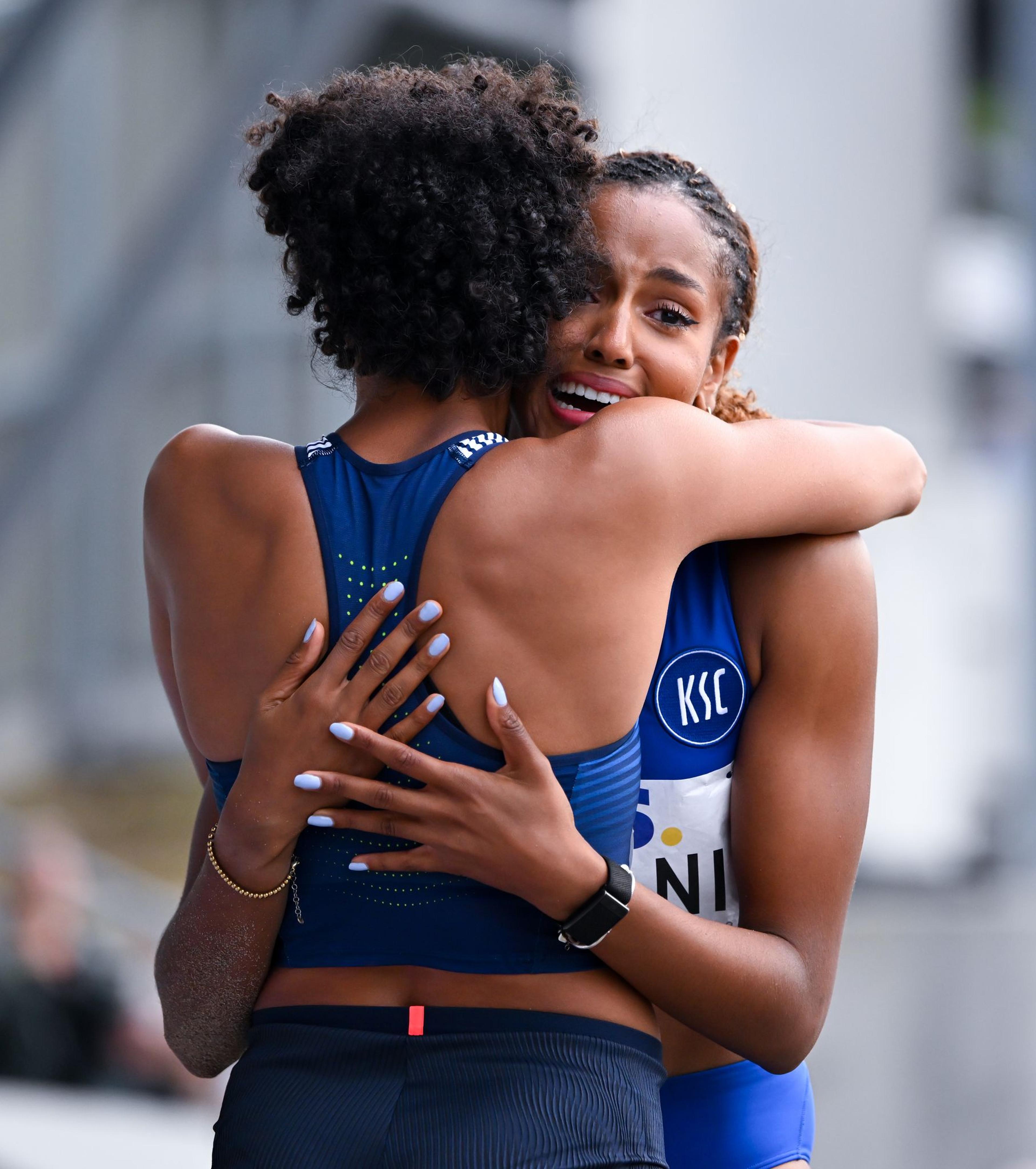 Leichtathletik: Deutsche Meisterschaft im Lohrheidestadion, Frauen, Weitsprung, Finale, Malaika Mihambo (l) gratuliert Mikaelle Assani nach dem Wettkampf zum Sieg.