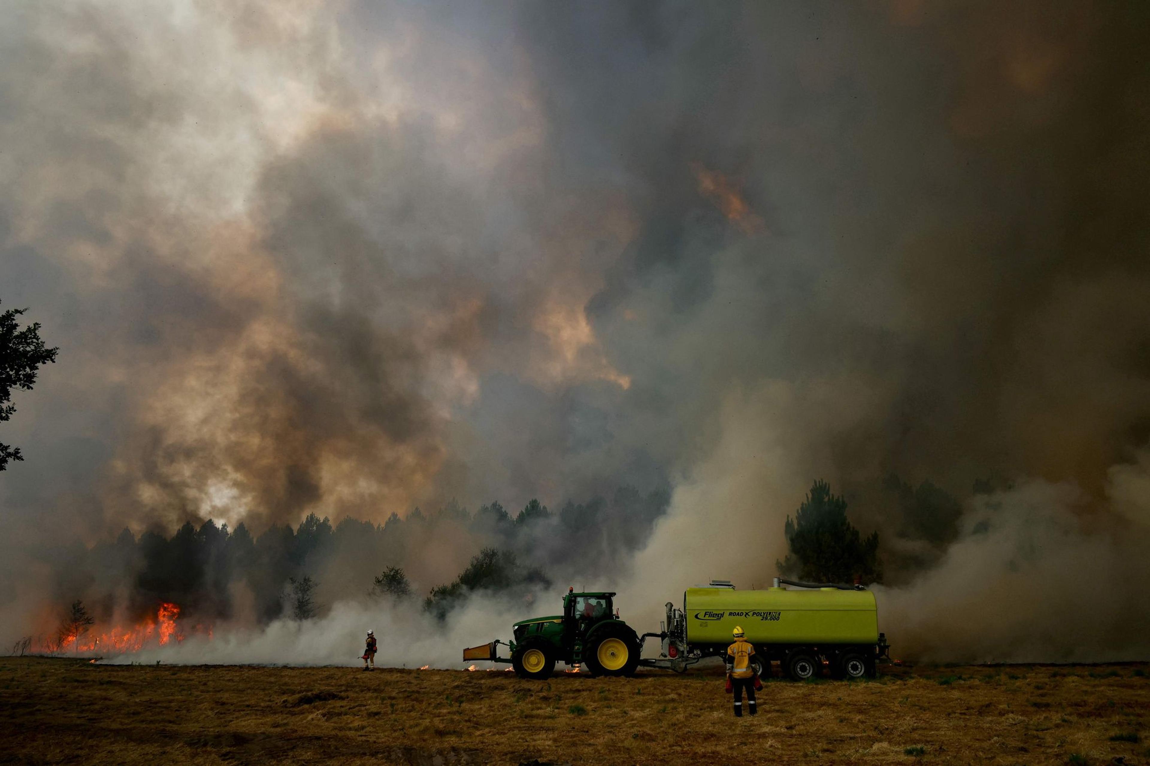 Feuerwehrleute nutzen Gegenfeuer, um Vegetation vor einem Waldbrand zu entfernen und so eine brennstofffreie Pufferzone in Marcheprime westlich von Bordeaux zu schaffen, da seit dem 22. Juli ein Waldbrand den Wald nördlich des Arcachon-Beckens (Gironde) verwüstet. Das Feuer, das das Gebiet um das Bassin d’Arcachon erfasst hat und nun die Außenbezirke des Großraums Bordeaux bedroht, hat laut Angaben der Präfektur der Gironde eine „Brandfläche“ von 42.000 Hektar zerstört.