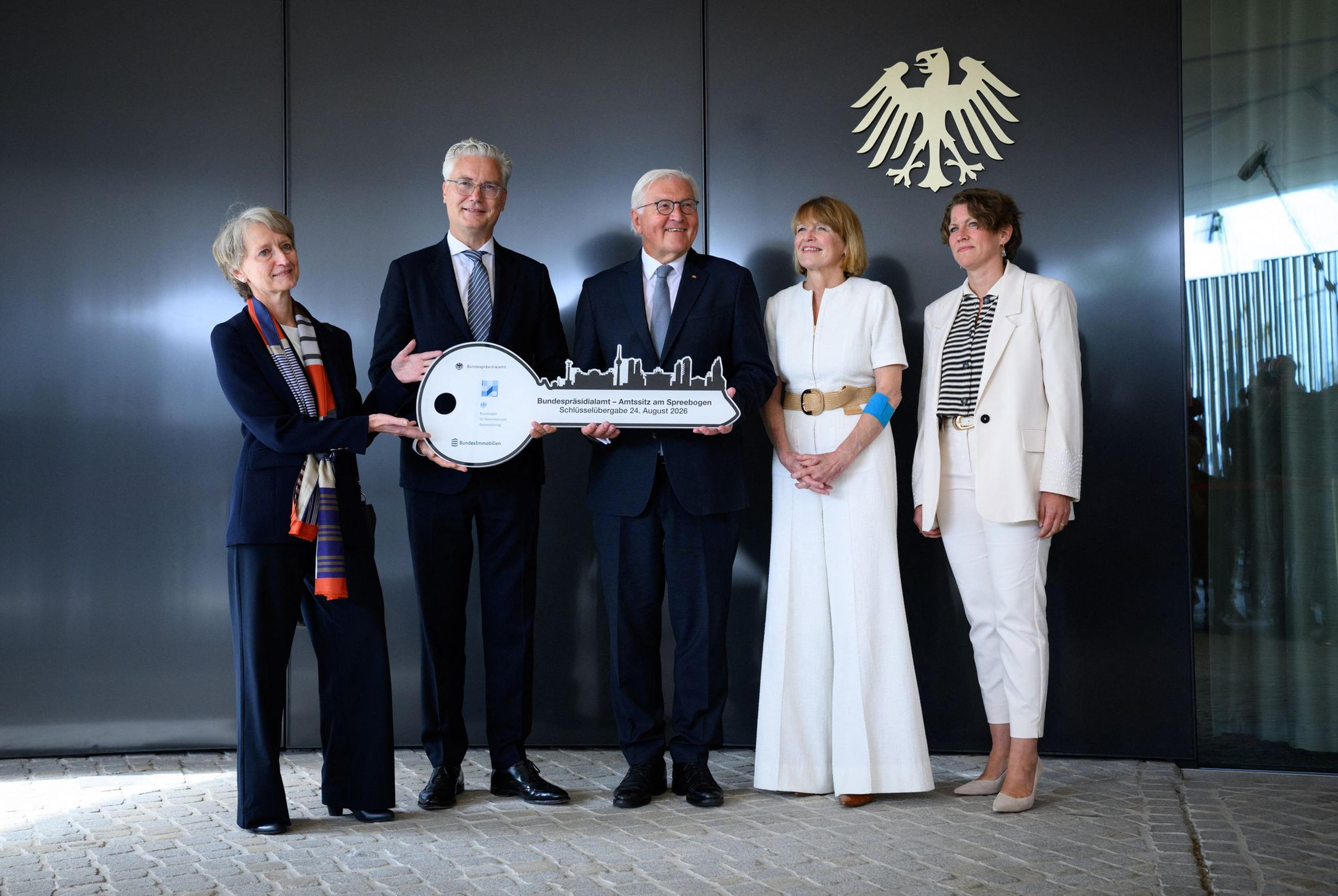 Bundespräsident Frank-Walter Steinmeier (M) und seine Frau Elke Büdenbender (2.v.r) stehen zusammen mit Petra Wesseler (l), Präsidentin des Bundesamts für Bauwesen und Raumordnung, Alexander von Erdély (2.v.l), Sprecher des Vorstands der Bundesanstalt für Immobilienaufgaben, und Dörte Dinger (r), Chefin des Bundespräsidialamts, bei der symbolischen Schlüsselübergabe für den temporären Amtssitz des Bundespräsidenten vor dem sogenannten „Amtssitz am Spreebogen“, gegenüber vom Bundeskanzleramt. Das Gebäude mit seiner bunten Fassade und der Bauweise aus Holzmodulen soll die Mitarbeiterinnen und Mitarbeiter des Bundespräsidialamts für bis zu acht Jahre unterbringen. Schloss Bellevue und das Bundespräsidialamt werden die nächsten Jahre grundlegend saniert.