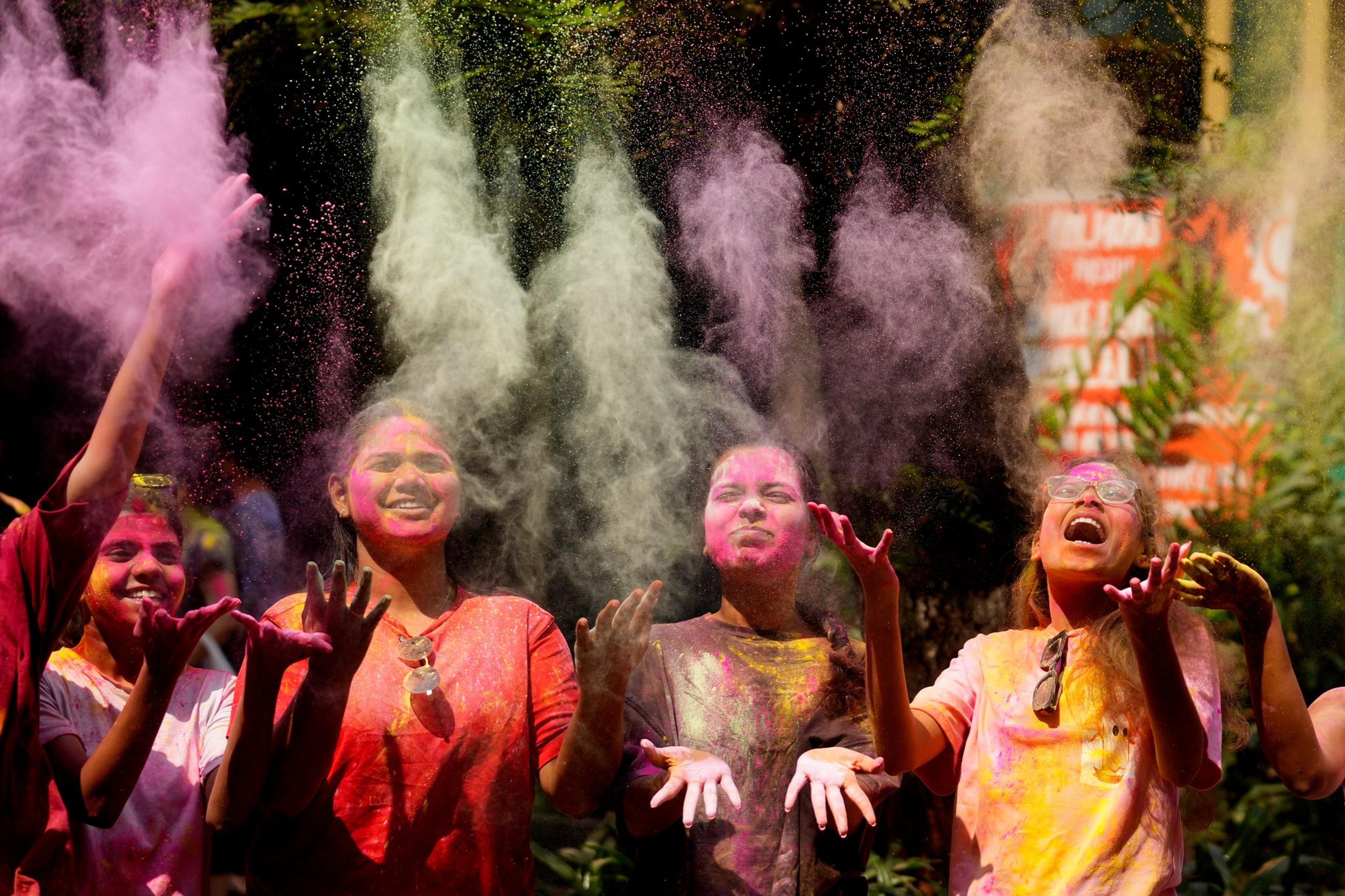 Mädchen feiern Holi, das hinduistische Fest der Farben.