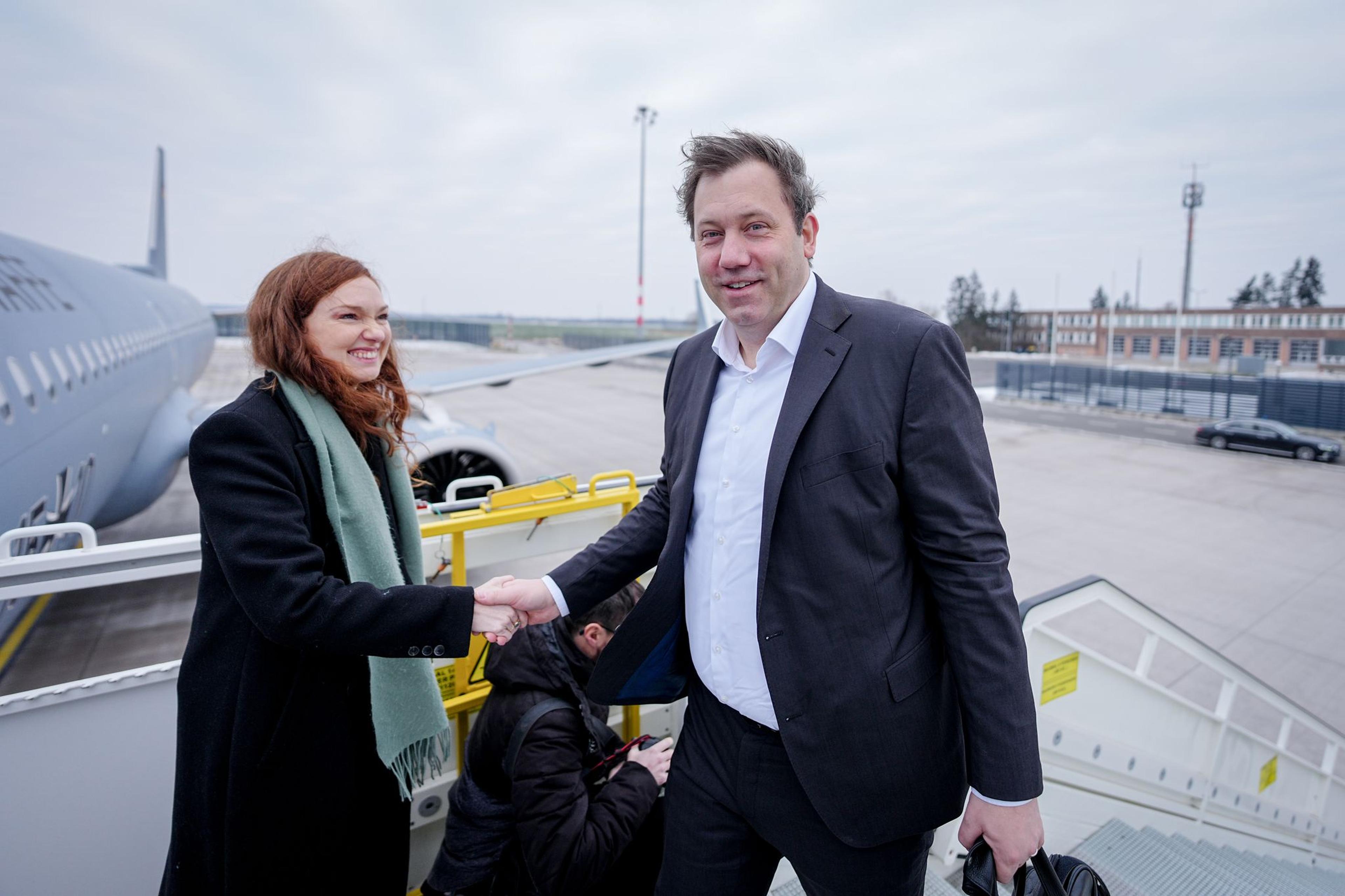 Lars Klingbeil (SPD), Bundesminister der Finanzen, Vizekanzler und SPD-Bundesvorsitzender, geht die Gangway zum Airbus A321 der Luftwaffe für den Flug nach Warschau hinauf. Es ist der Antrittsbesuch des Ministers in Polen.