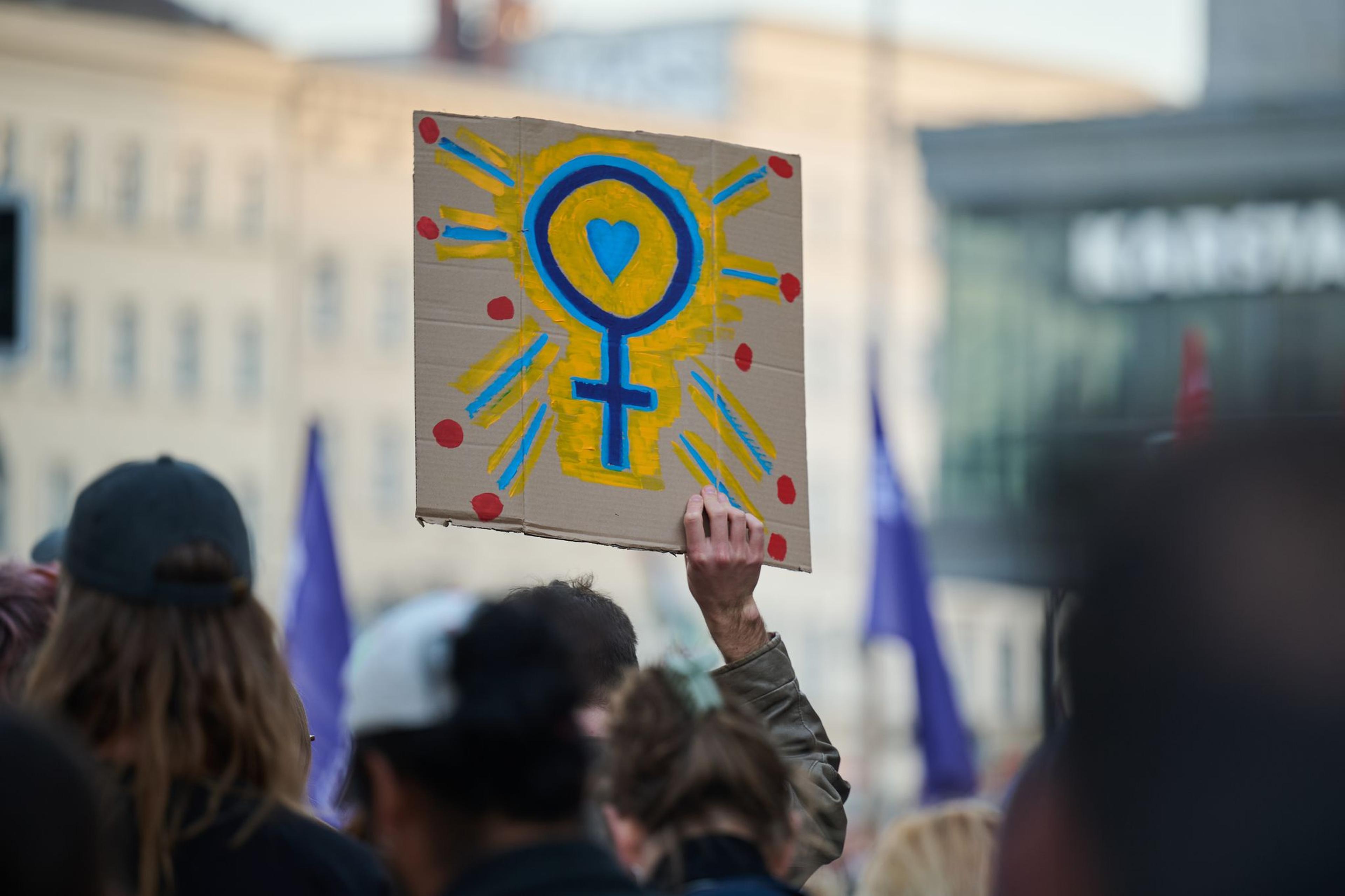 Ein Schild mit einem Venussymbol ist bei der Demonstration «8. März International» anlässlich des Internationalen Frauentags zu sehen. Am Internationalen Frauentag finden zahlreiche Demonstrationen in Berlin statt.