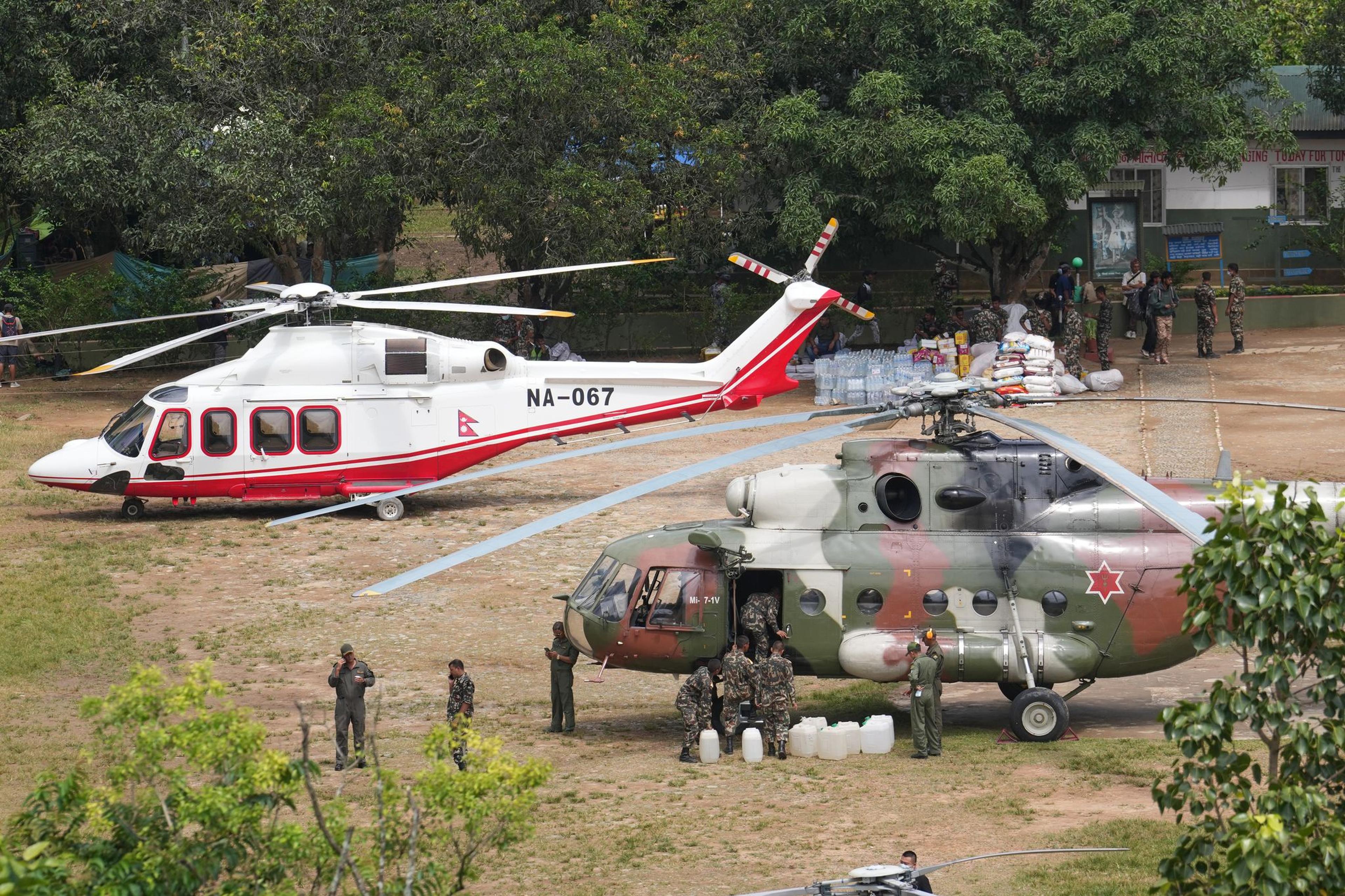 Private und militärische Hubschrauber werden eingesetzt, um Menschen zu retten, die in Gebieten des nepalesischen Distrikts Nuwakot durch Sturzfluten von der Außenwelt abgeschnitten sind.