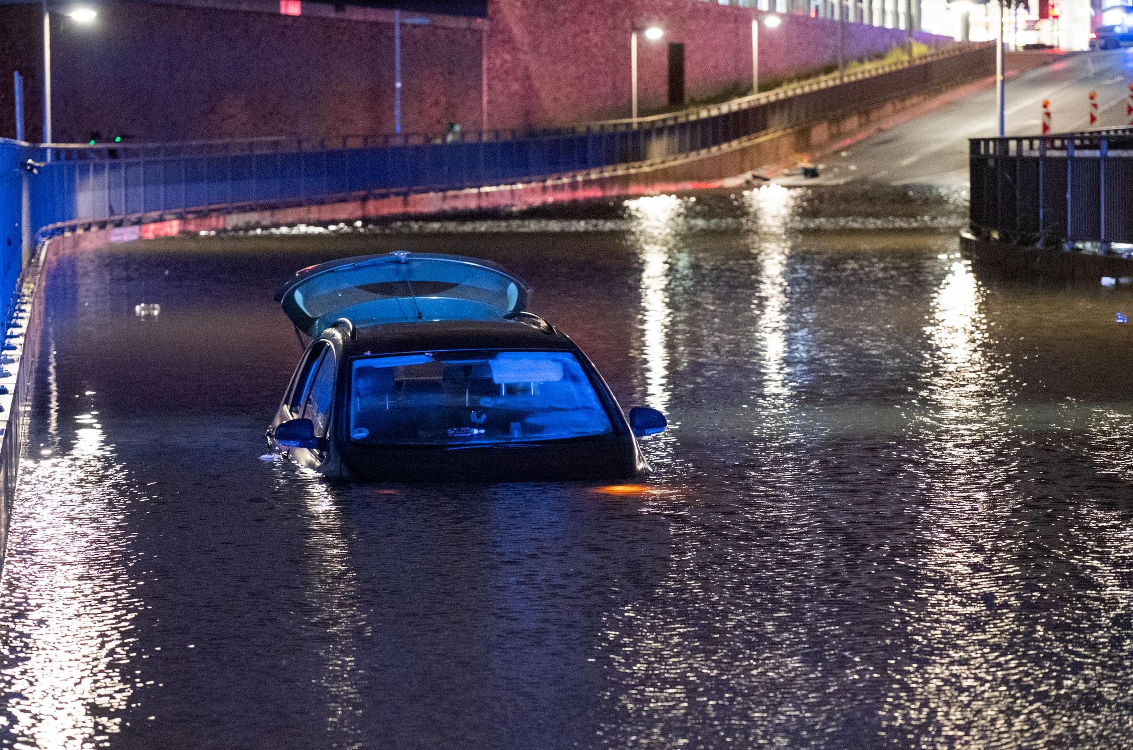 Ein Auto steht in der HafenCity am Bahnhof Elbbrücken in einer überfluteten Eisenbahnunterführung. Die Fahrerin war mit ihrem Wagen in das Wasser gefahren, dabei schwamm das Fahrzeug auf und trieb ab.