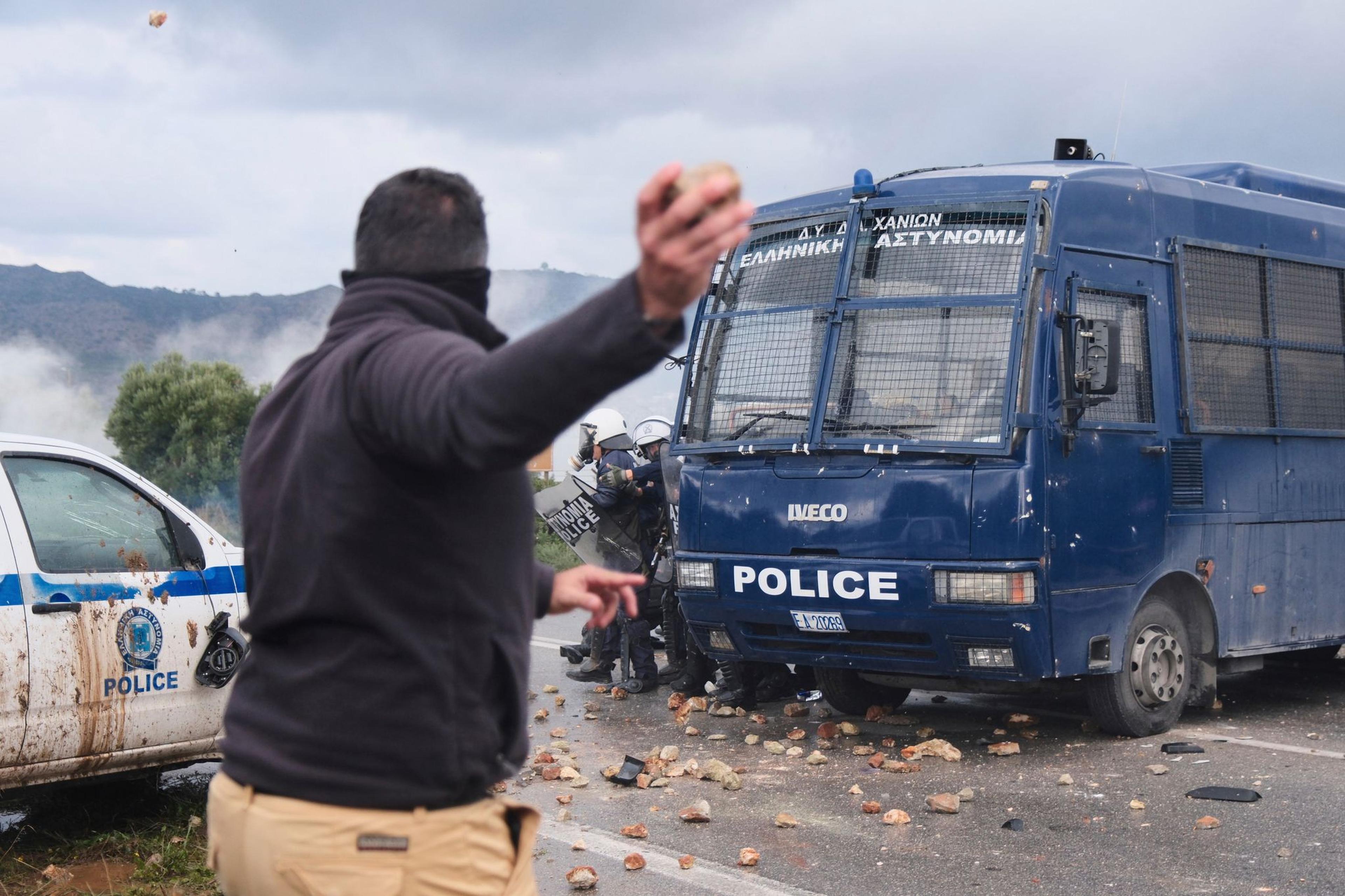 Landwirte werfen bei Protesten Steine auf die Polizei. Die Polizei blockierte den Protestmarsch, gegen verzögerte EU-Agrarsubventionen, auf dem Weg zum Flughafen von Chania.