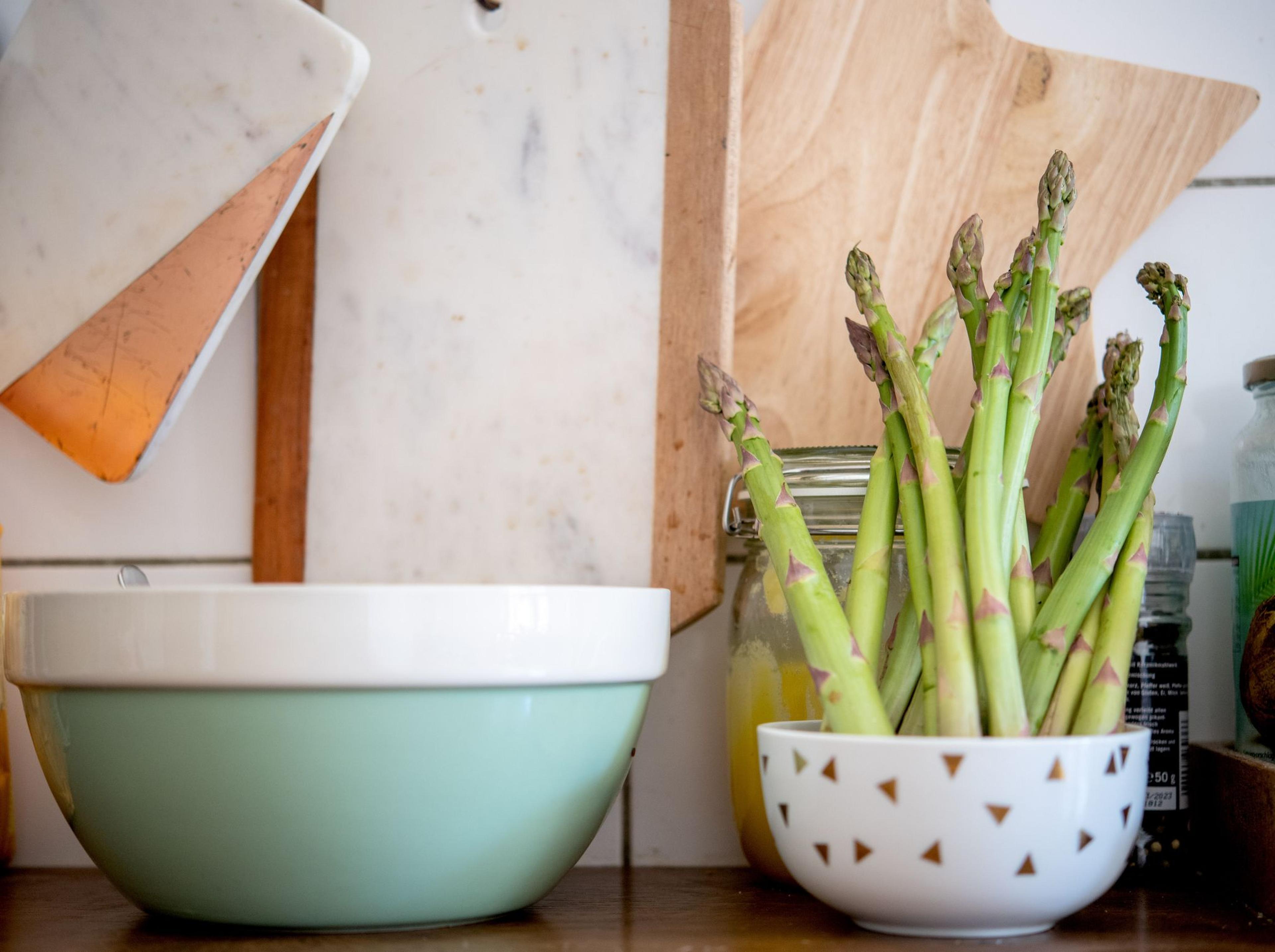 Wie ein Blumenstrauß kann grüner Spargel aufrecht stehend aufbewahrt werden.