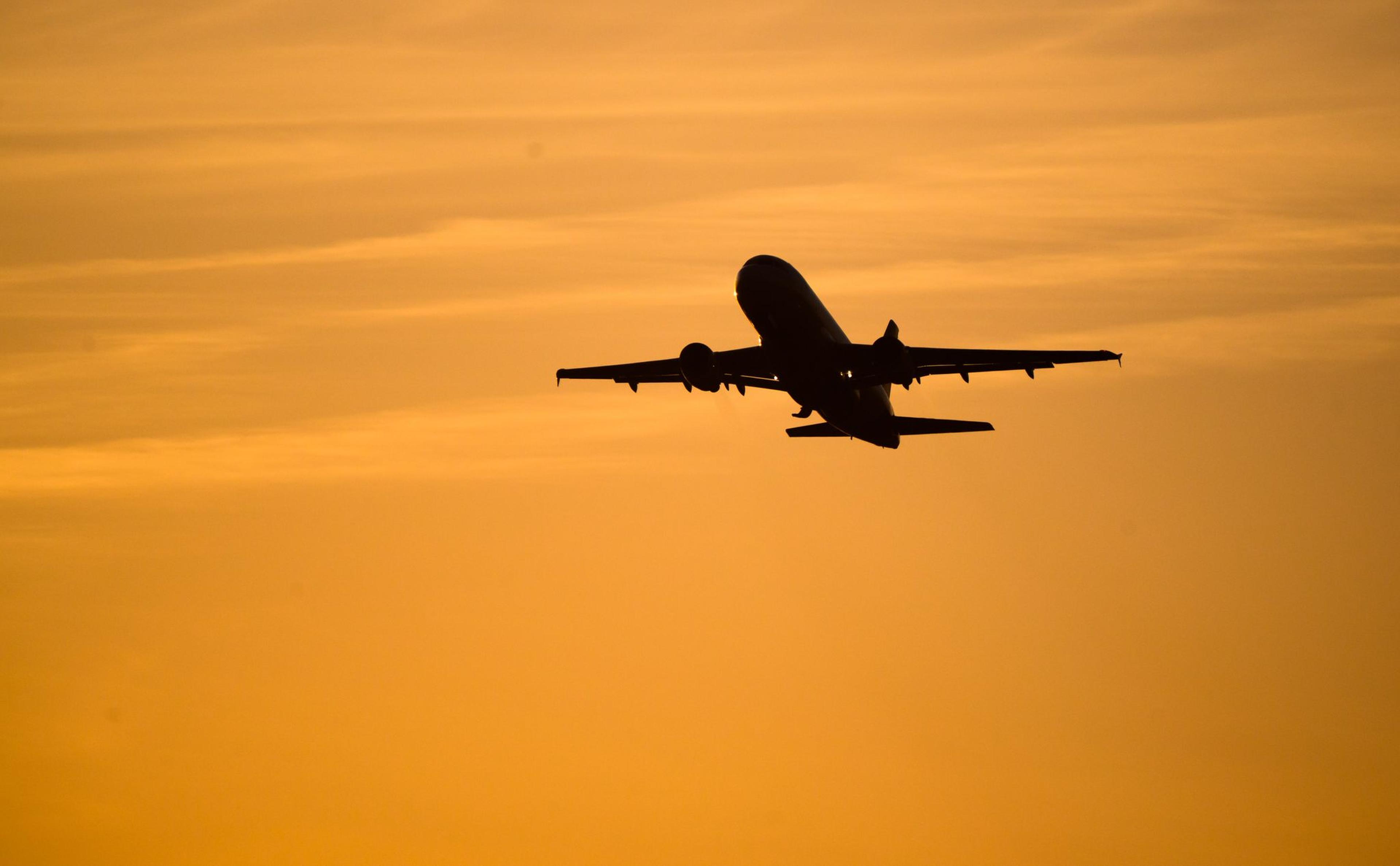 Ein Flugzeug startet bei Sonnenaufgang am Flughafen Hannover. Die Luftverkehrsbranche warnt vor möglichen Kerosin-Engpässen aufgrund des Konflikts im Nahen Osten.