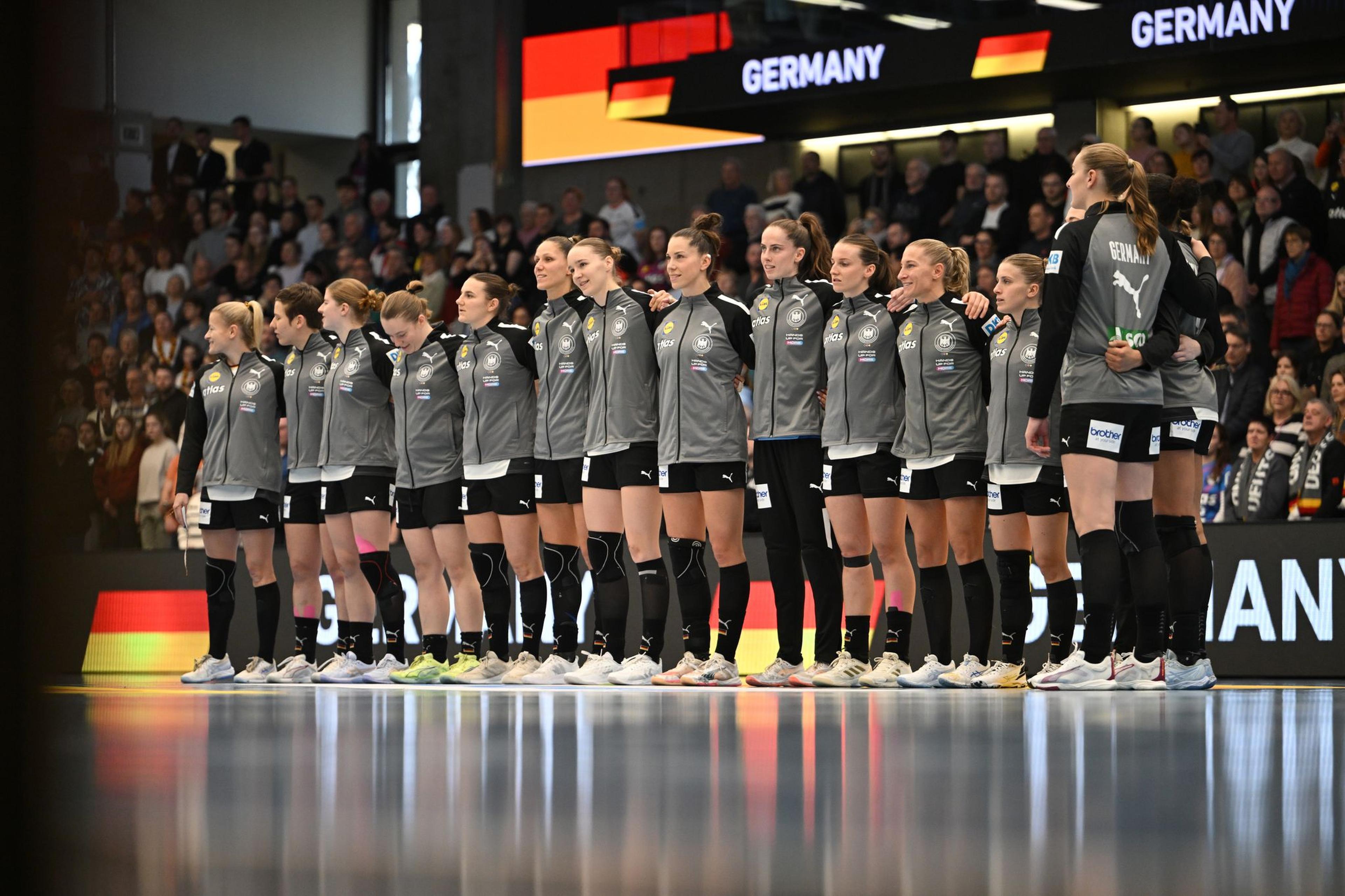 Handball, Frauen: Länderspiel, Deutschland - Schweiz in der EWS Arena. Das deutsche Team vor Spielbeginn. (zu dpa: «Modus, Spielorte und Ziele: So läuft die Handball-WM»)