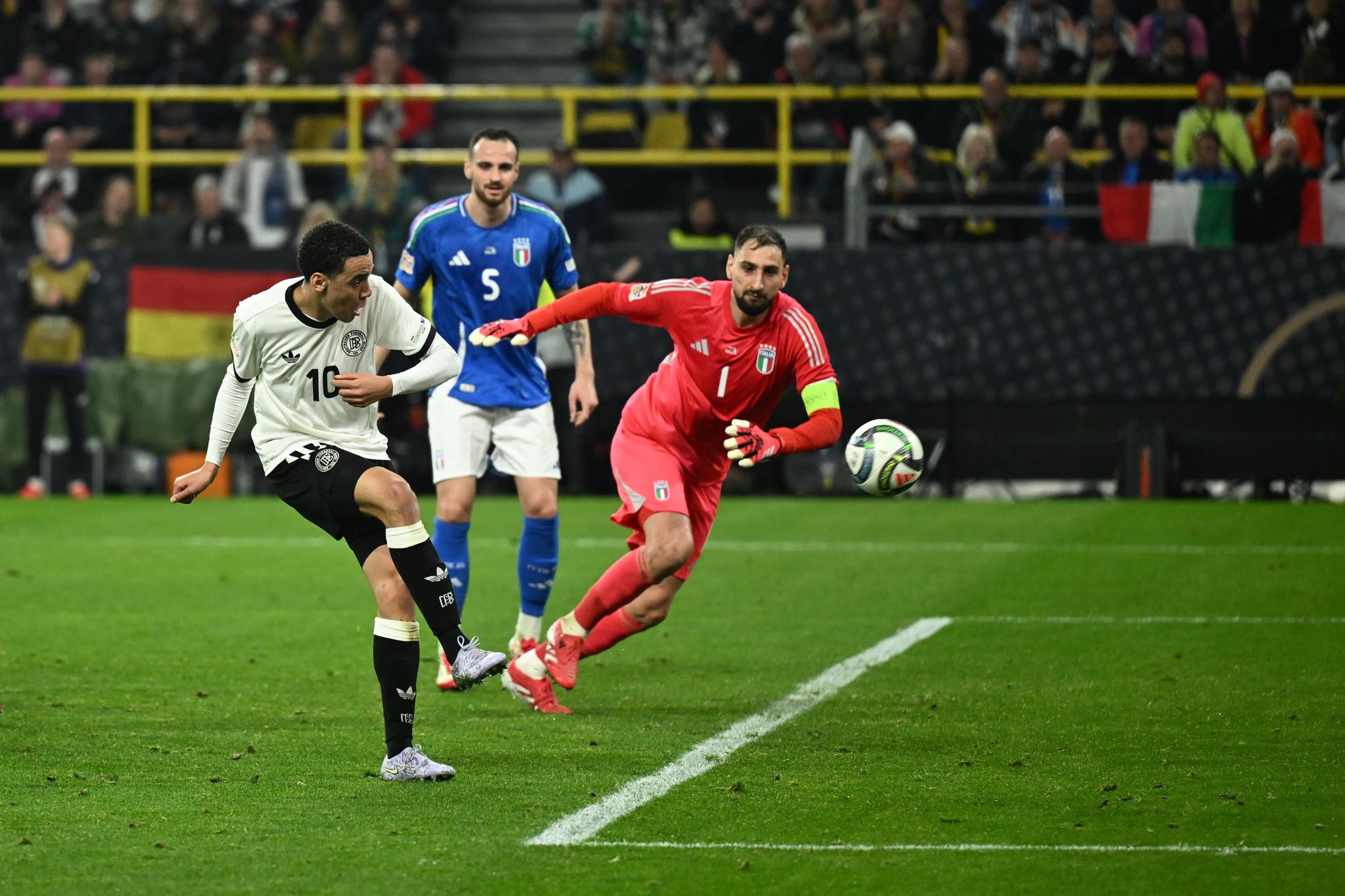 Fußball: Nations League A, Deutschland - Italien, Play-off-Runde, Viertelfinale, Rückspiele, Signal Iduna Park, Deutschlands Jamal Musiala (l) erzielt das Tor zum 2:0.