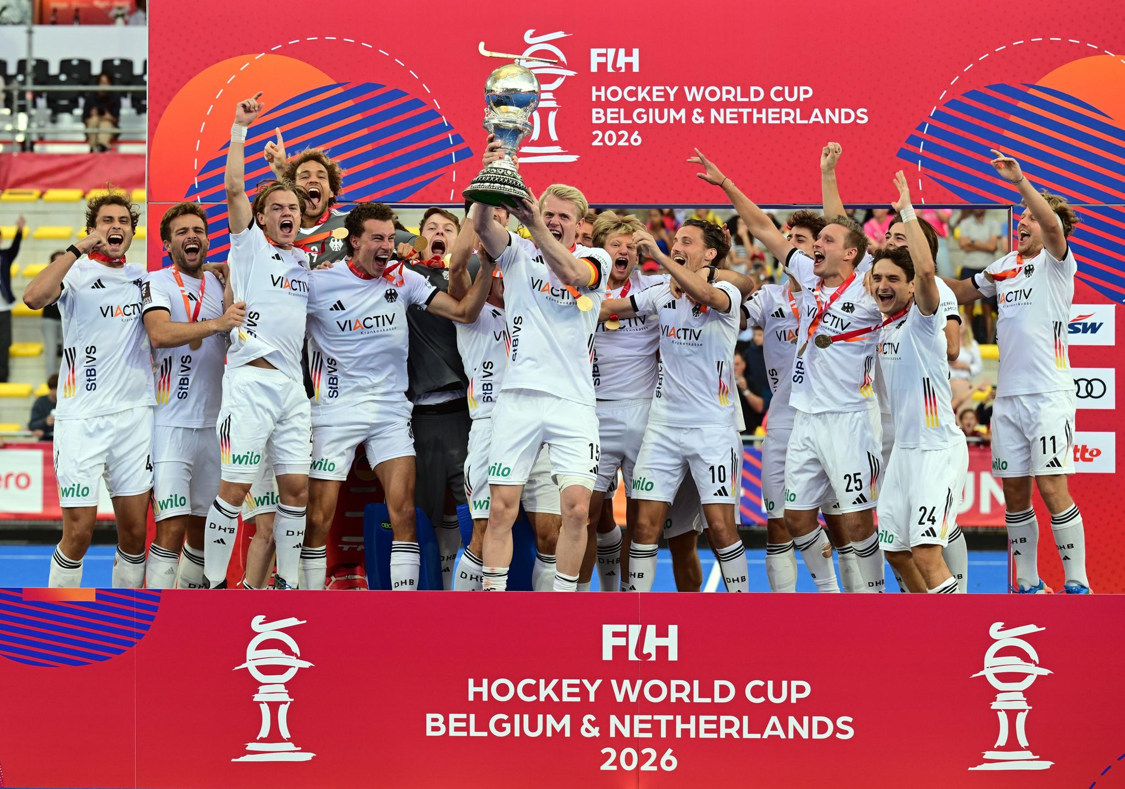 Hockey, Männer: WM, Spanien - Deutschland, Finalrunde, Siegerehrung, die deutsche Nationalmannschaft feiert auf dem Podium mit dem Pokal nach dem Sieg,