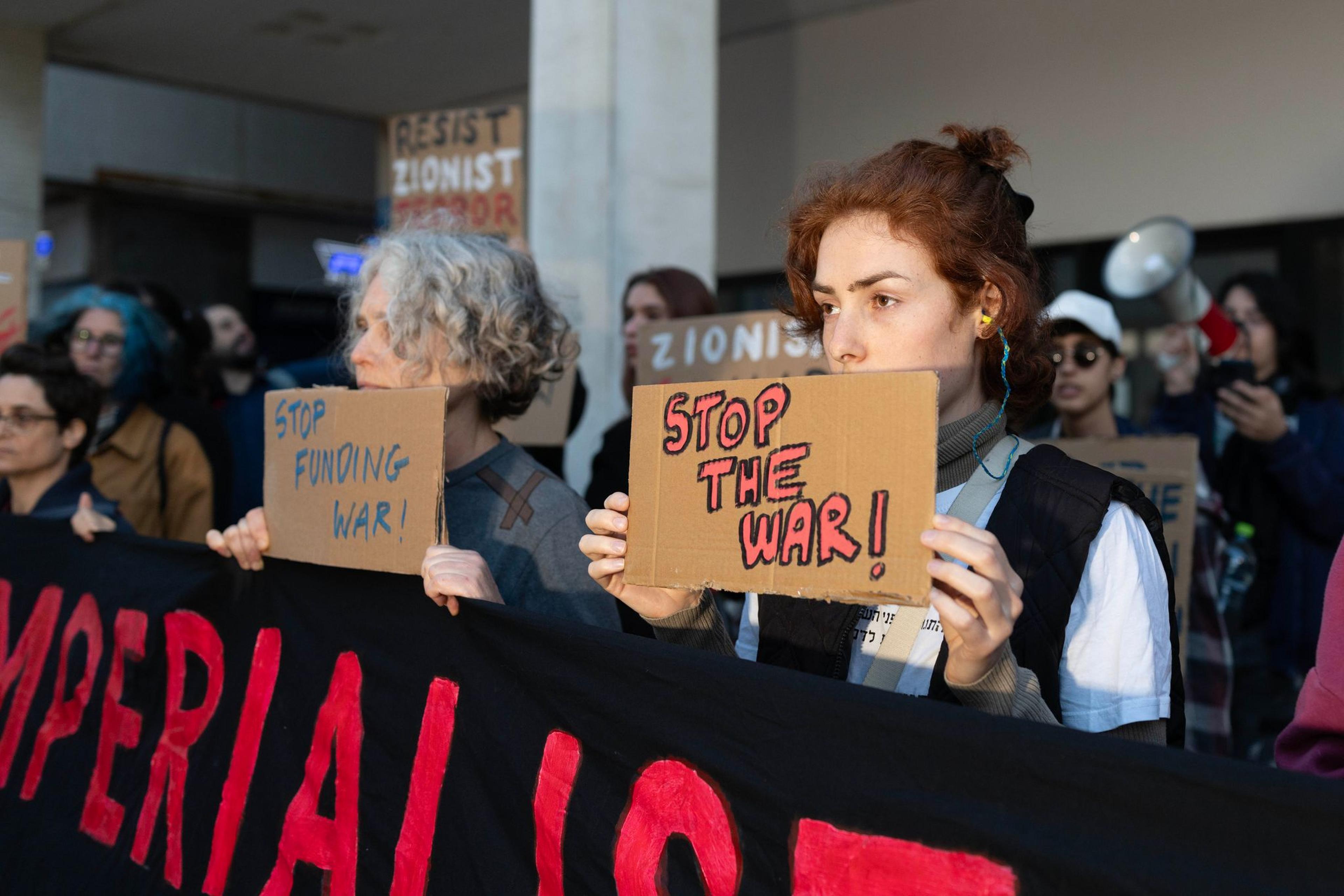 Linke Aktivisten protestieren vor dem US-Konsulat in Tel Aviv gegen den Iran-Krieg.