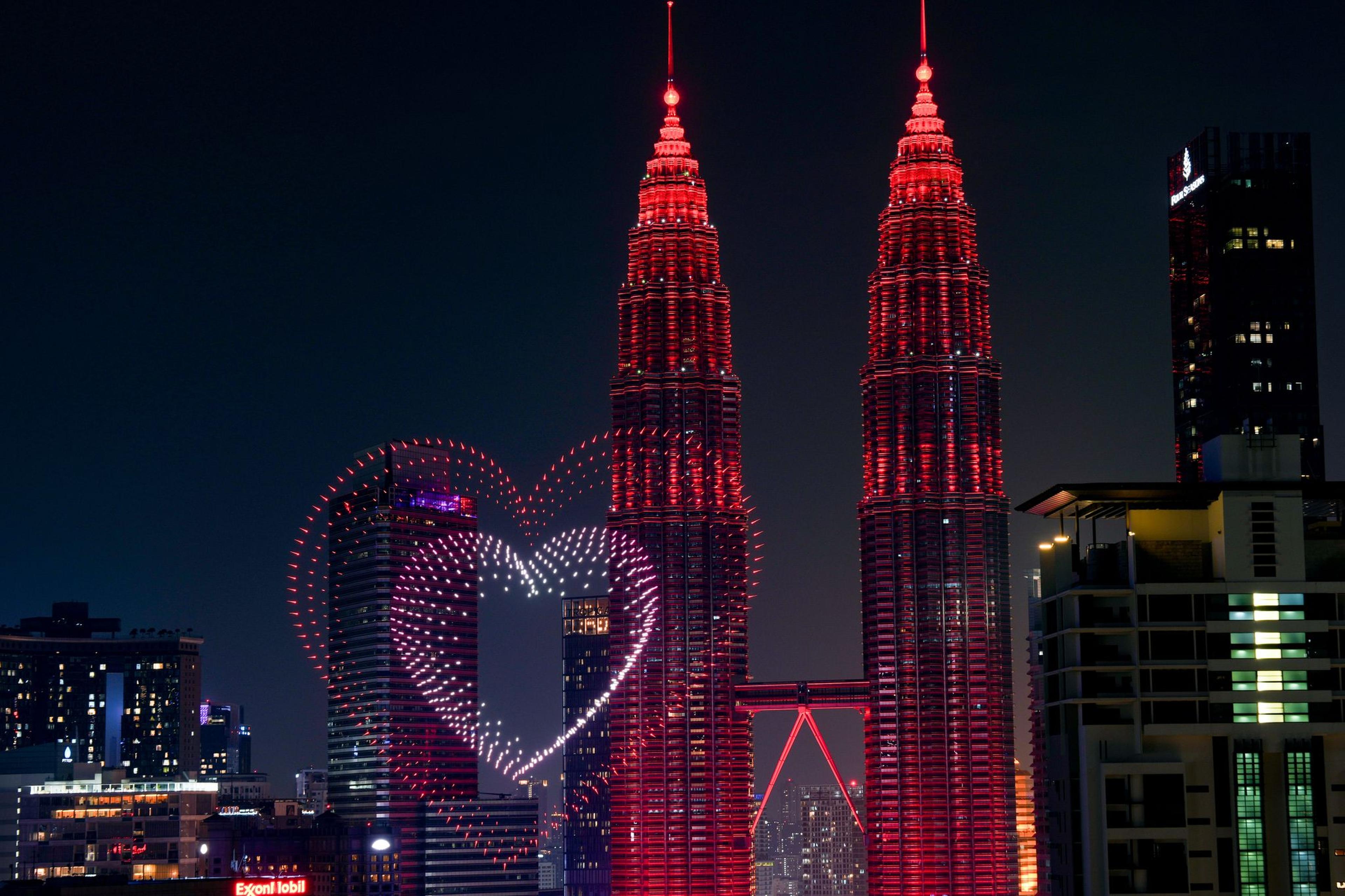 An den Petronas-Zwillingstürmen findet eine Drohnen-Lichtshow zur Feier des 69. Jahrestags der Unabhängigkeit Malaysias statt. Der malaysische Unabhängigkeitstag am 31. August wird zum Jahrestag der Unabhängigkeit von Großbritannien gefeiert.