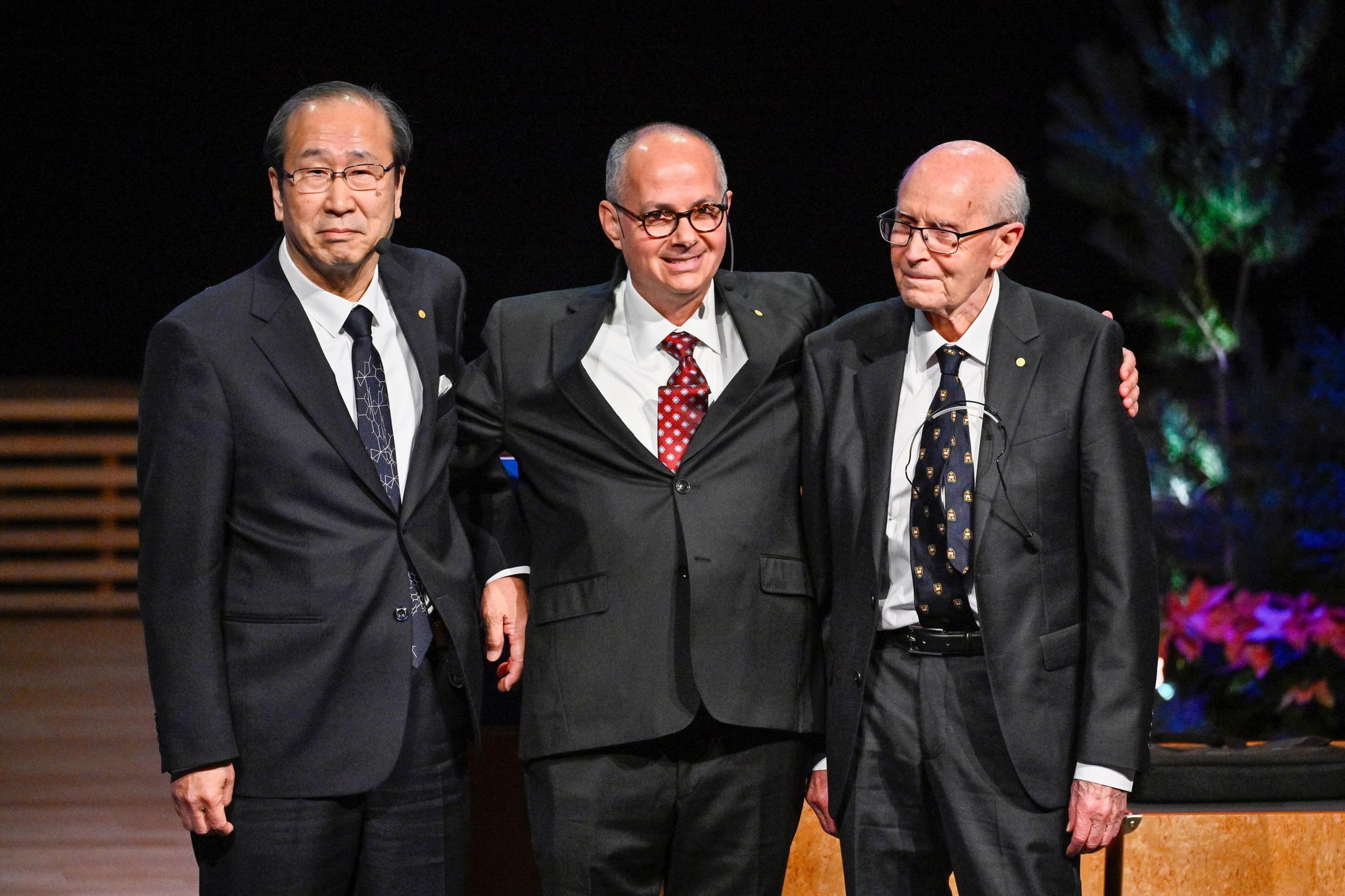 Die Chemie-Nobelpreisträger Omar M. Yaghi (l-r), Susumu Kitagawa und Richard Robson stehen nach ihren Nobelpreisvorlesungen in der Aula Magna der Universität Stockholm zusammen.
