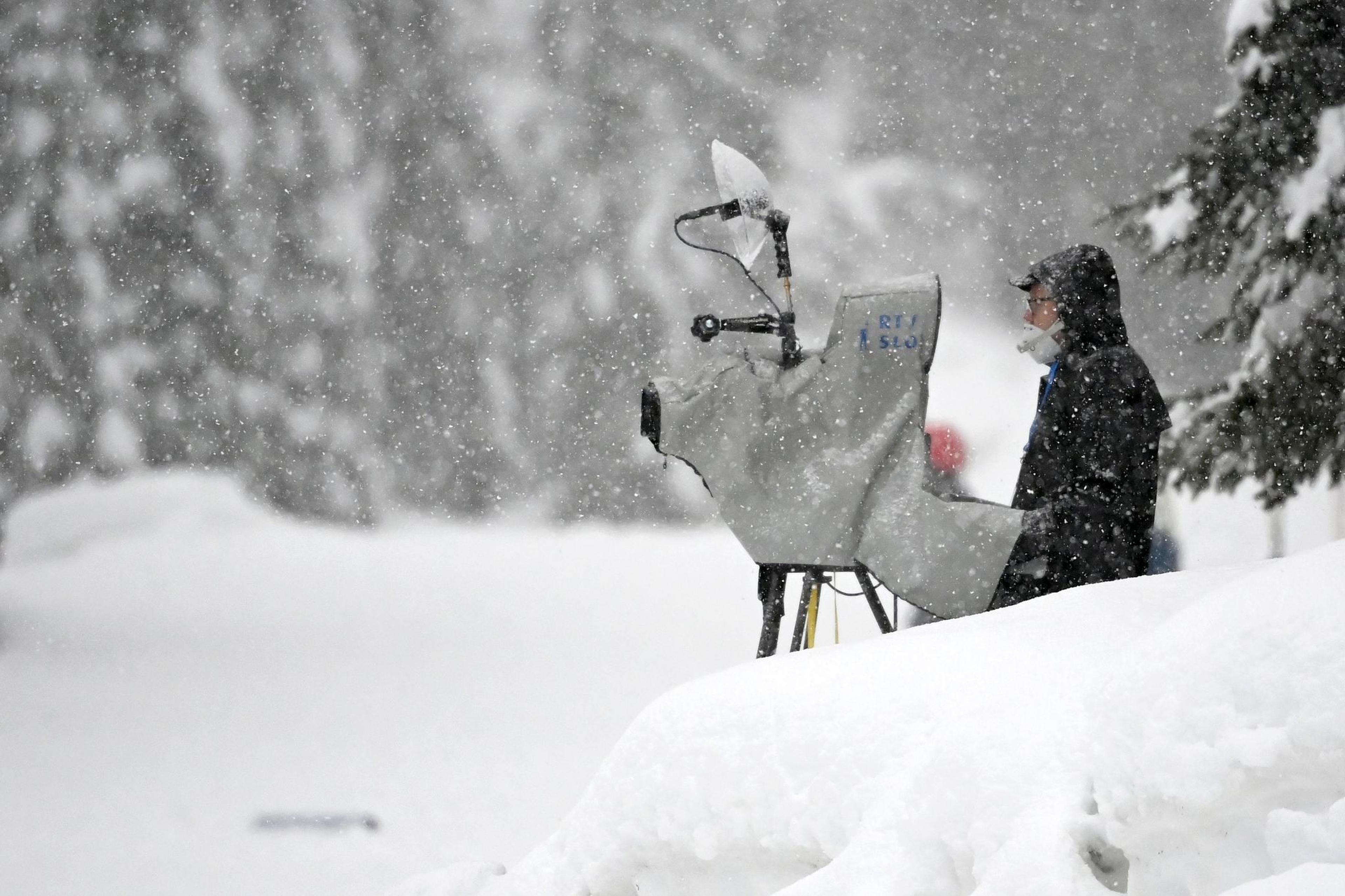 Ein TV-Kameramann steht im Schnee und filmt Wintersport. Von den Olympischen Spielen bieten ARD und ZDF ein umfangreiches Programm. (zu dpa: «Olympia im TV mit neuen Moderatorinnen»)