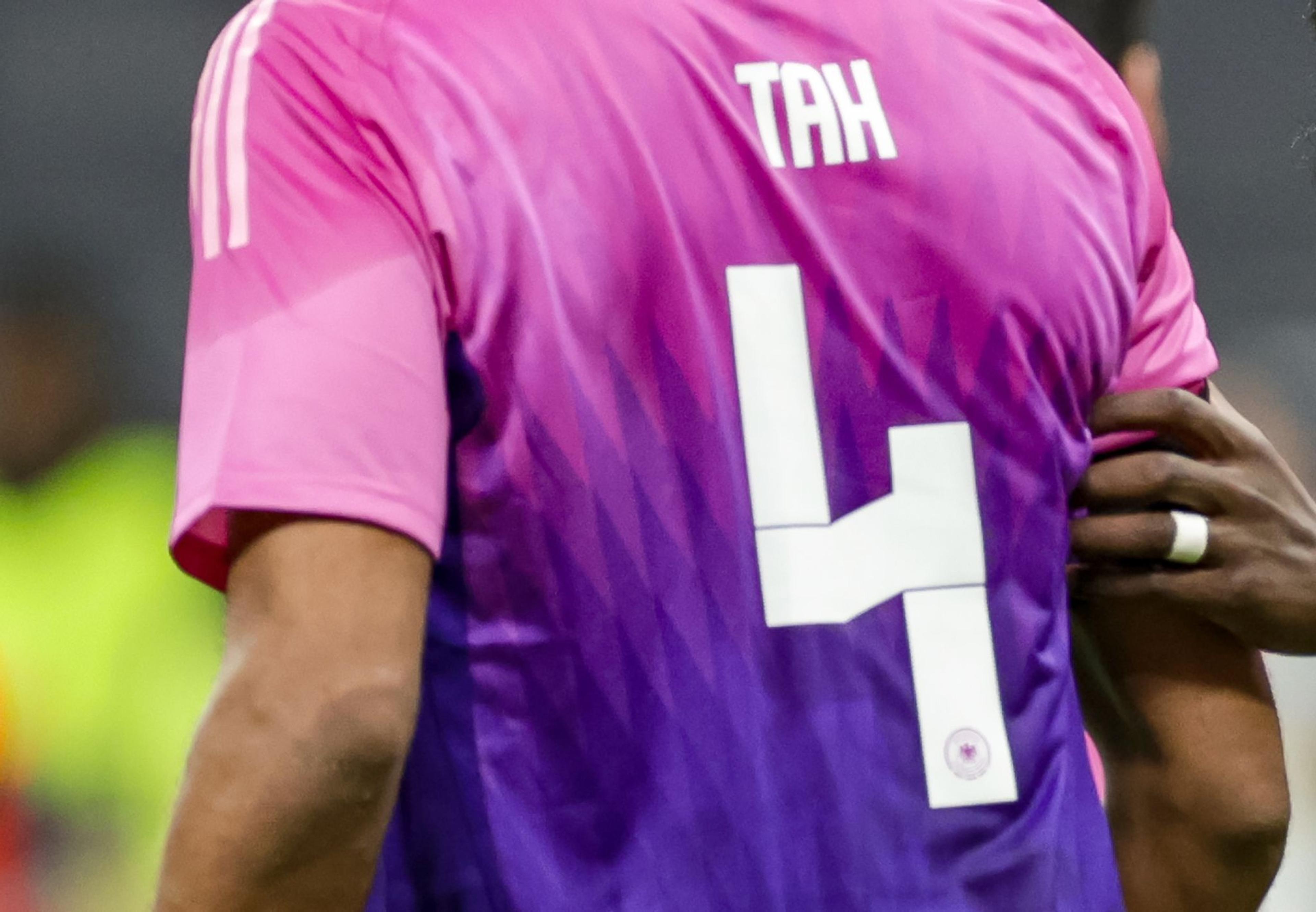 Nationalspieler Jonathan Tah trägt das Trikot mit der Rückennummer 4. Mittlerweile wurde das Design geändert.