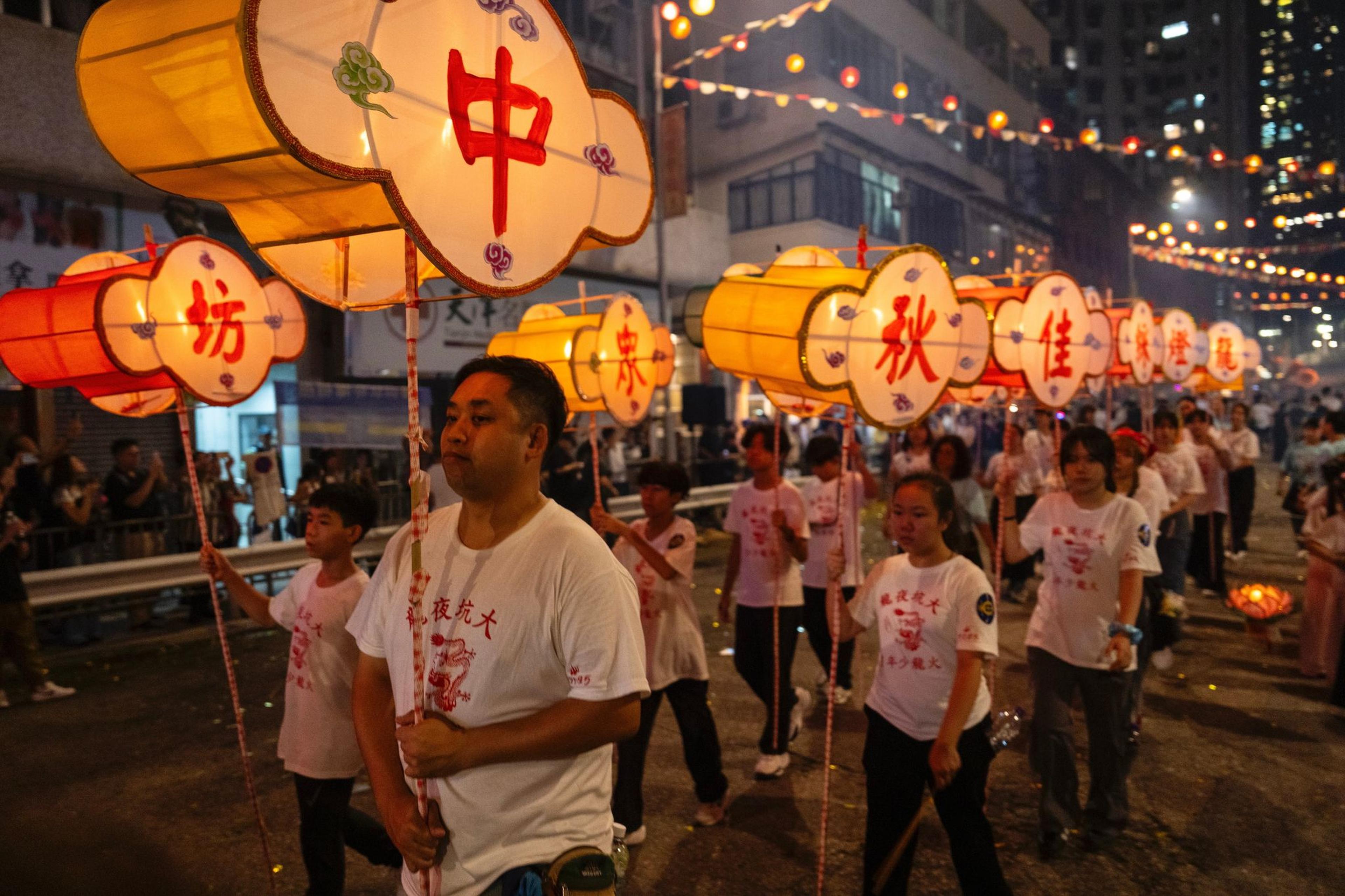 Teilnehmer halten Laternen während der Aufführung der Tai Hang-Feuerdrachentanzvorführung zur Feier des Mittherbstfestes.