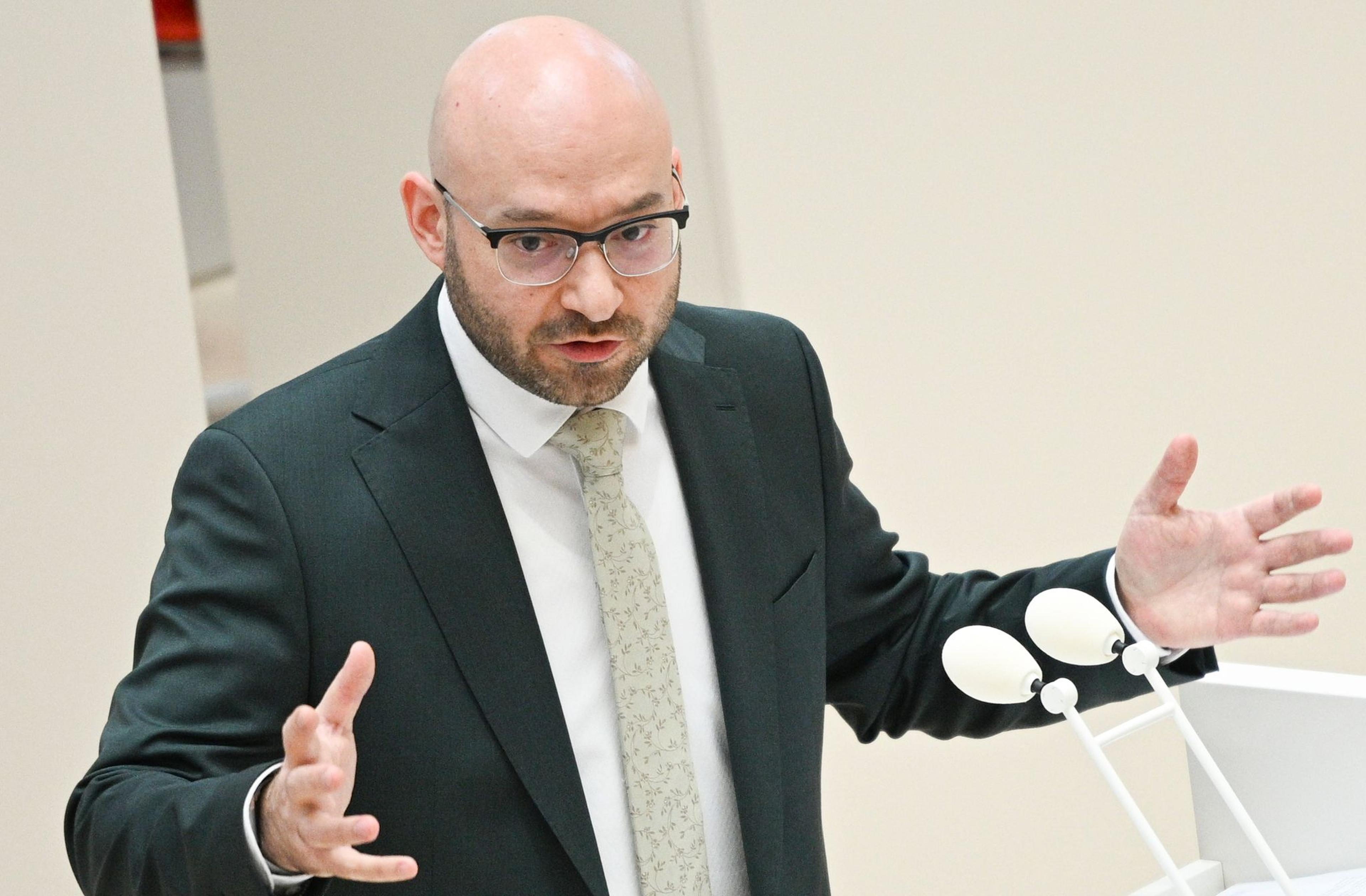 Rene Wilke (SPD), Brandenburgs Minister für Inneres und Kommunales, spricht in einer Sitzung des Brandenburger Landtages. (zu dpa: «Innenminister Wilke will Dorst-Rücktritt nicht bewerten»)