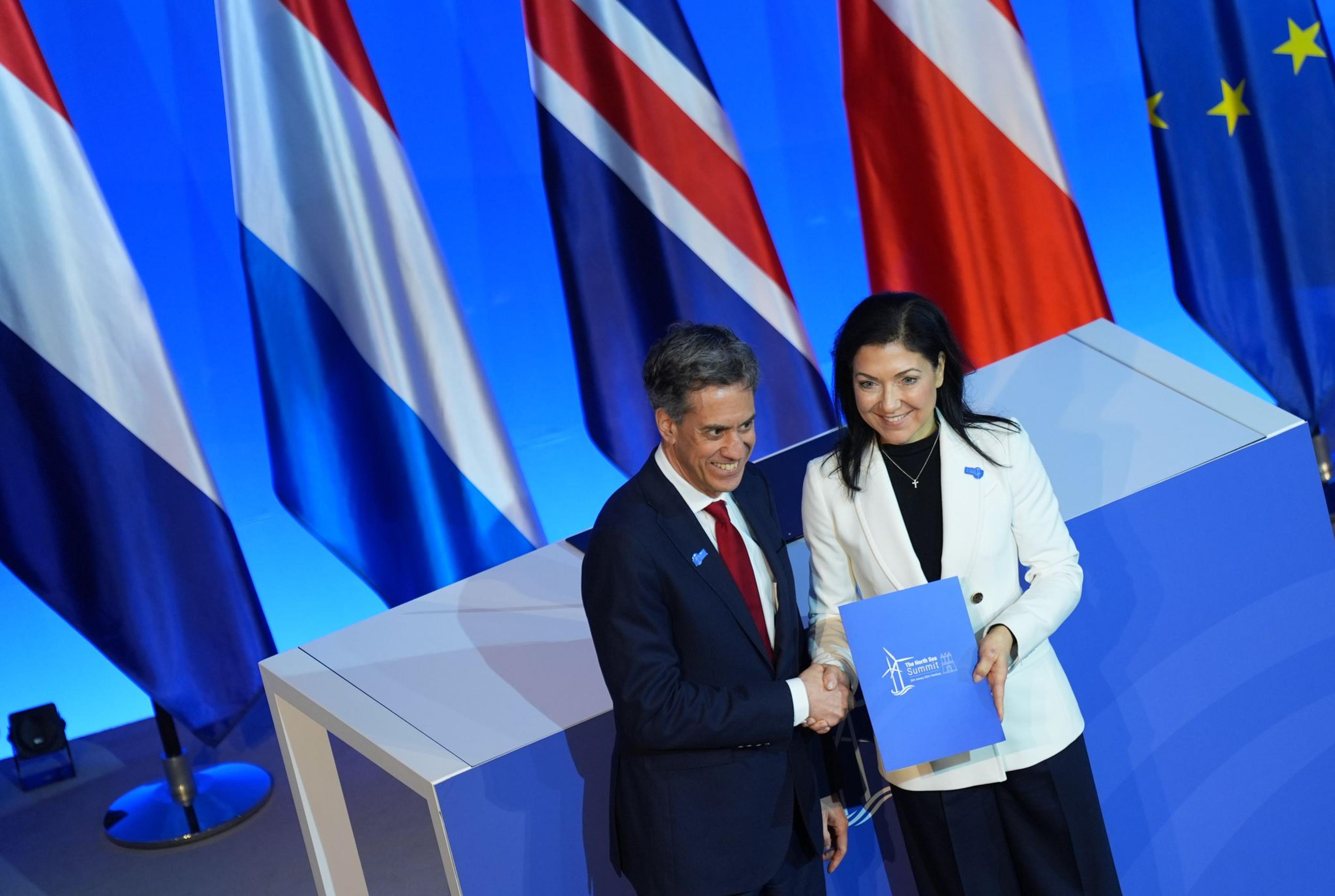 Katherina Reiche (r, CDU), Bundesministerin für Wirtschaft und Energie, steht mit Ed Miliband, Minister für Energiesicherheit und NetZero von Großbritannien, während der Unterzeichnungszeremonie der Energieministerinnen und Energieminister beim Gipfeltreffen der Nordsee-Anrainerstaaten in der Handelskammer. Bei dem Treffen der Regierungschefs und Energieminister wird es vor allem um den Ausbau von Offshore-Windparks und andere Projekte im Energiebereich gehen.
