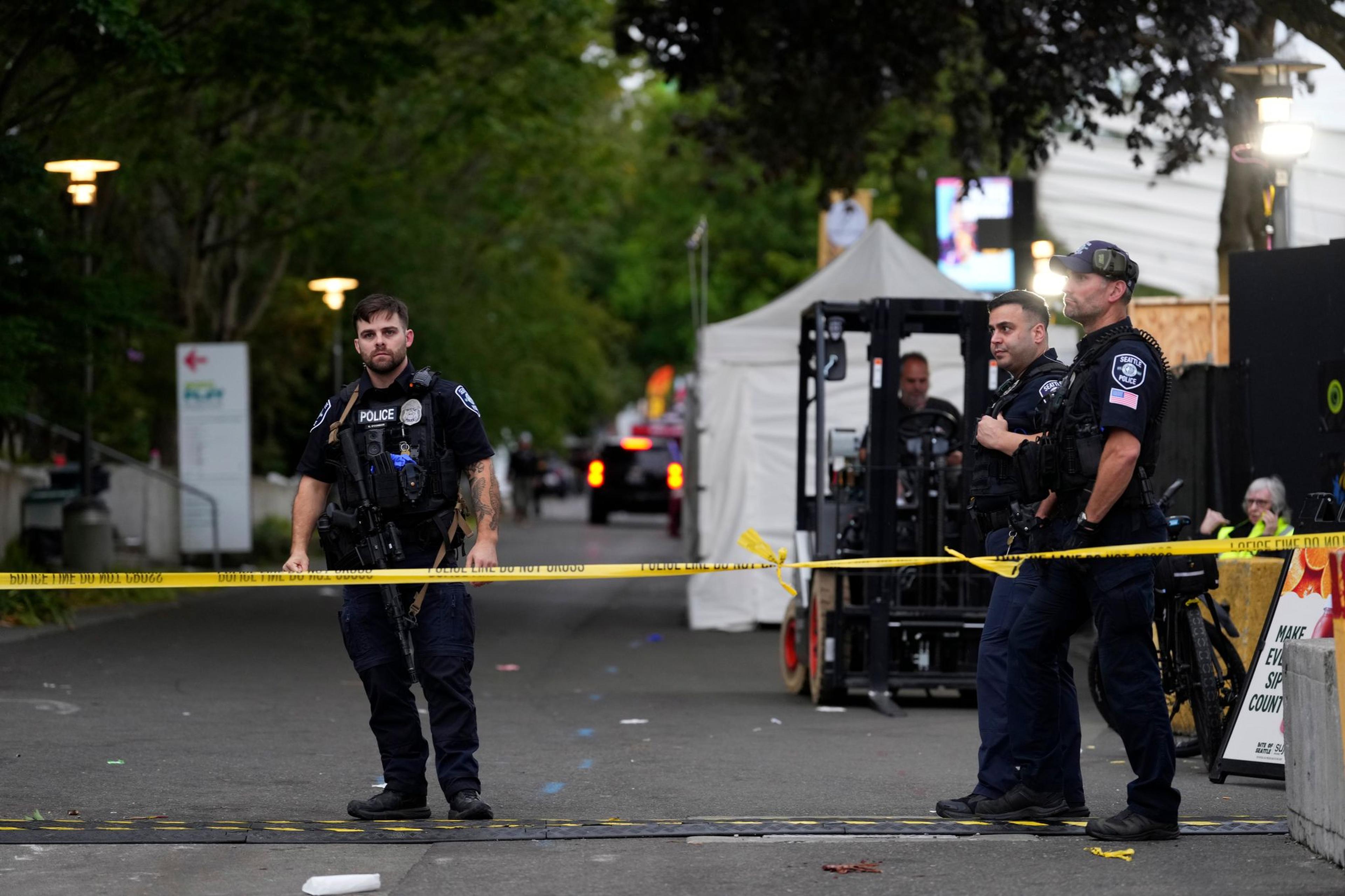 Polizisten riegeln das Gelände des Seattle Center ab, nachdem Schüsse während des „Bite of Seattle“-Food-Festivals gefallen sind..