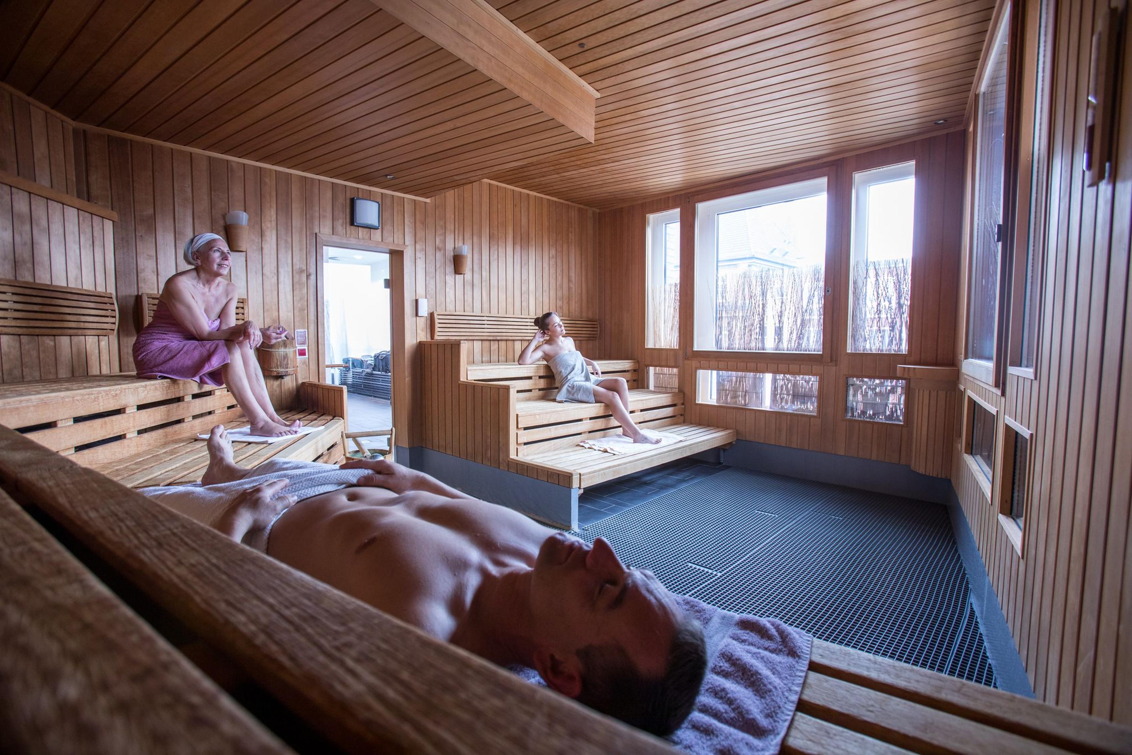 Einmal in der Woche saunieren, stärkt die Abwehrkräfte, regt die Durchblutung an und entgiftet den Körper.