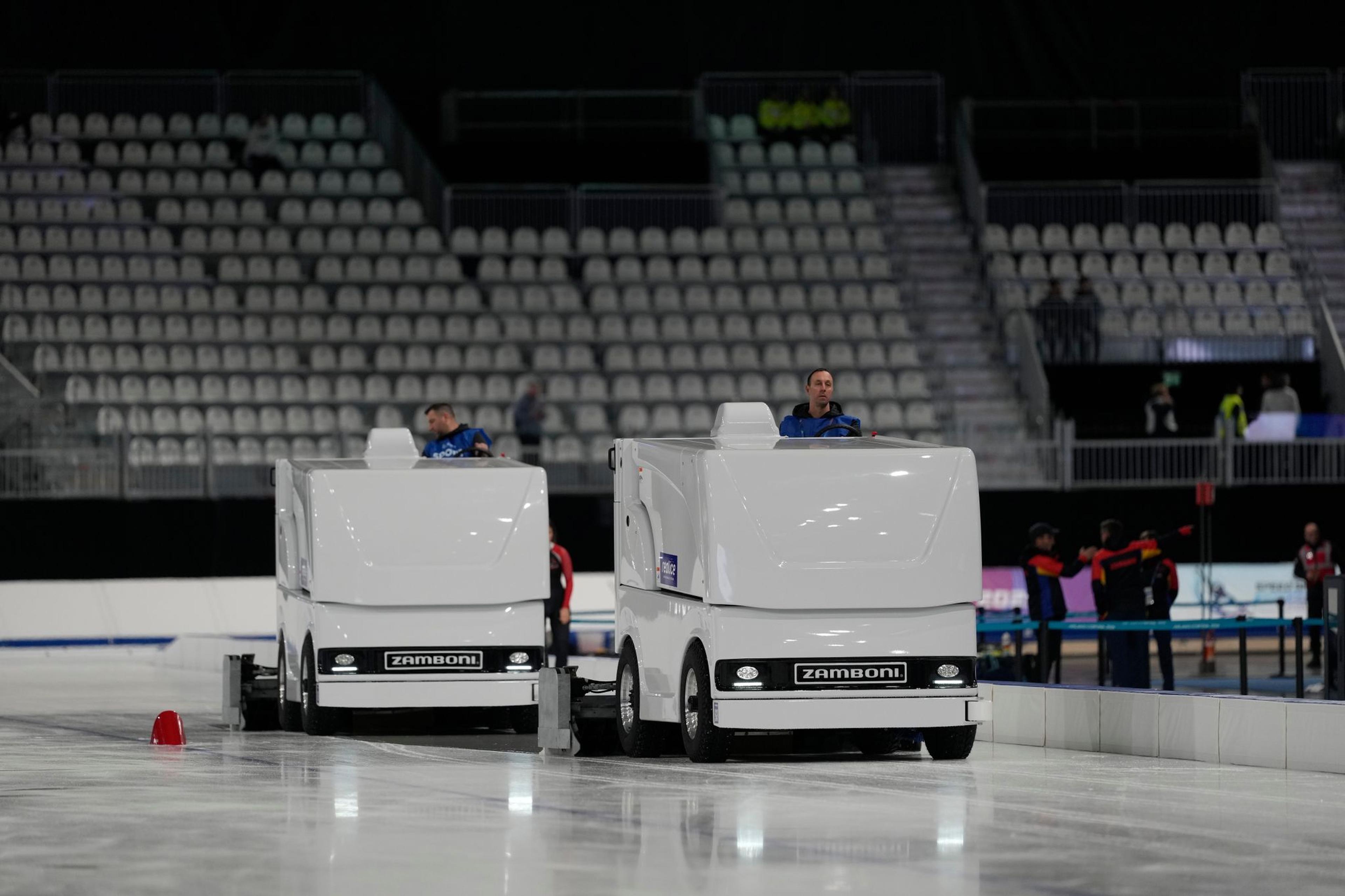 Arbeiter säubern die Eisfläche während eines Testlaufs für den Junioren-Weltcup und die Olympischen Spiele in Rho, in der Nähe von Mailand. Die Olympischen Winterspiele 2026 in Mailand-Cortina finden vom 6. bis 22. Februar 2026 statt.