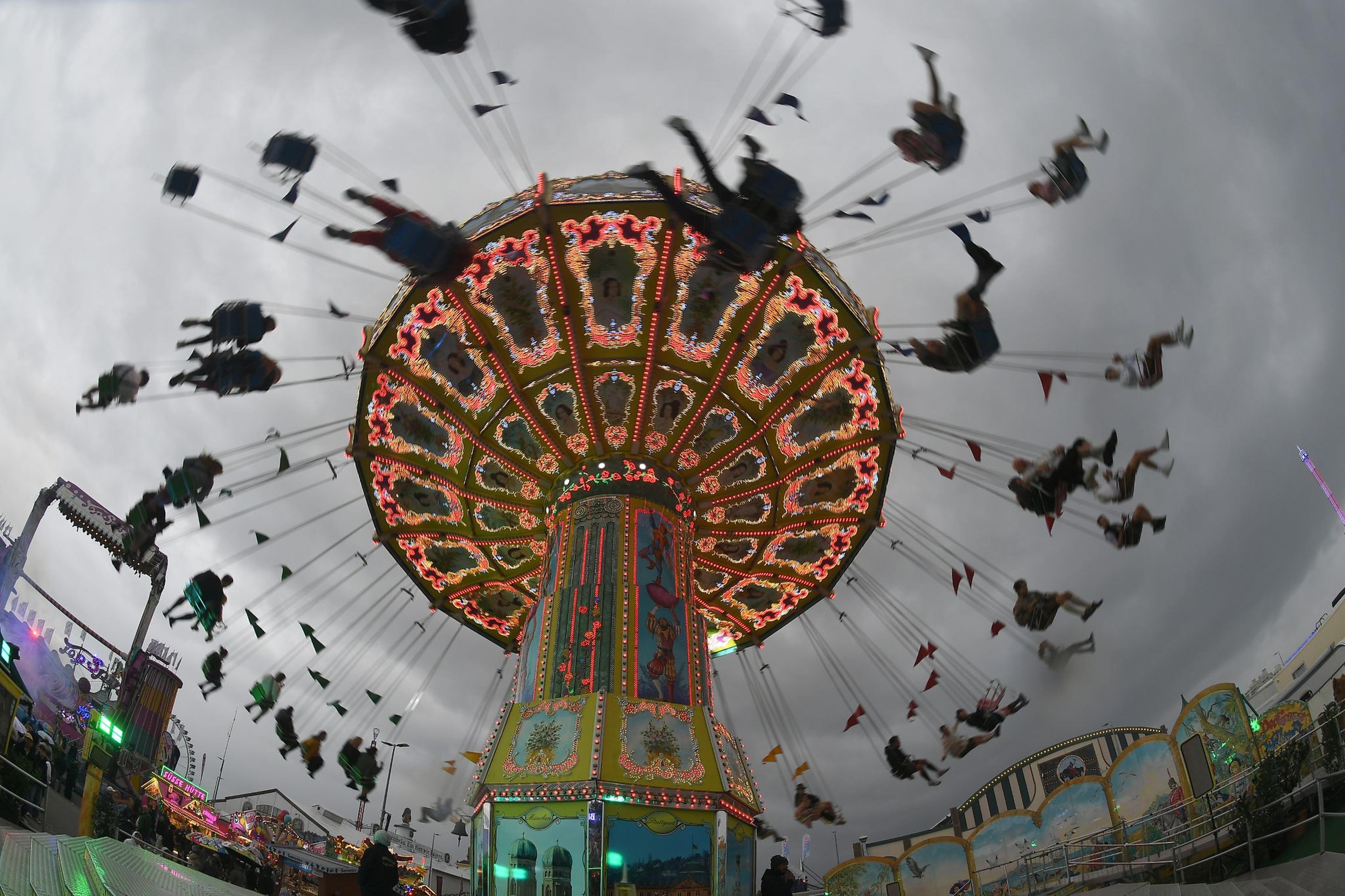 Besucher des 190. Münchner Oktoberfest fahren mit einem Kettenkarussell. Das Oktoberfest endet am Sonntag, 5. Oktober 2025.