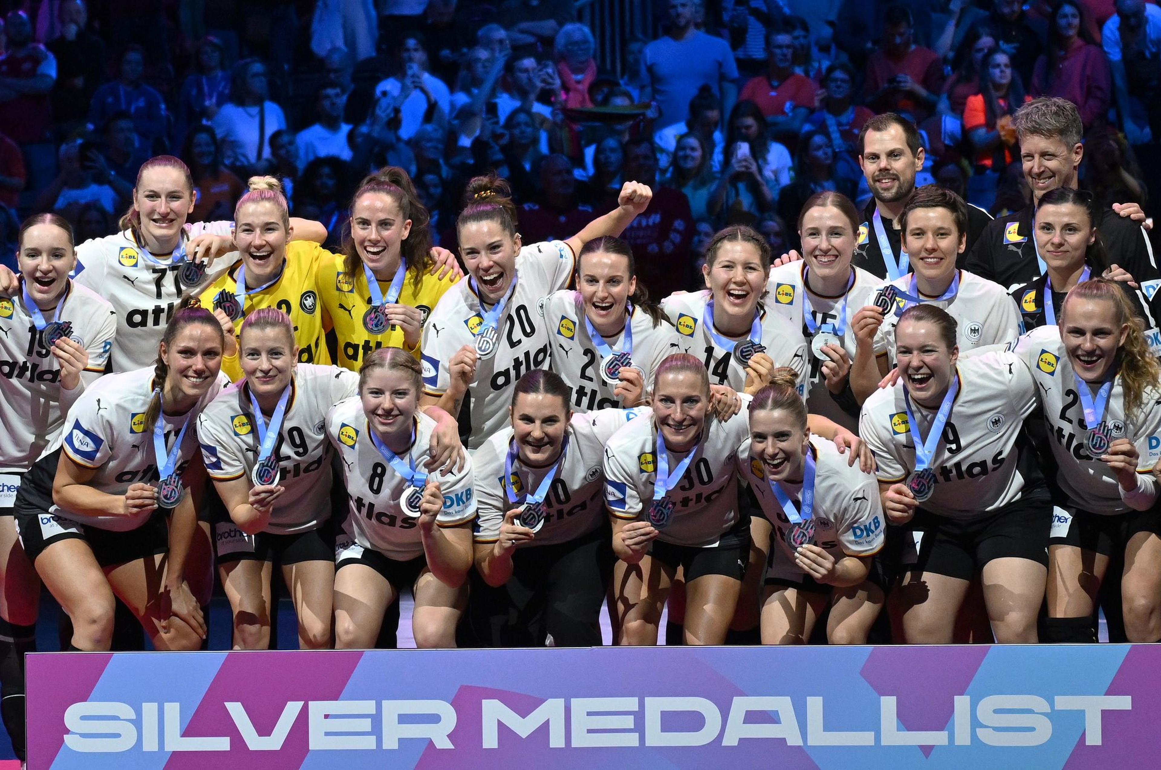 WIEDERHOLUNG MIT ENGEREM BILDAUSSCHNITT - Handball, Frauen: WM, Deutschland - Norwegen, Finalrunde, Finale. Die deutschen Spielerinnen stehen bei der Siegerehrung und zeigen ihre Silbermedaillen.