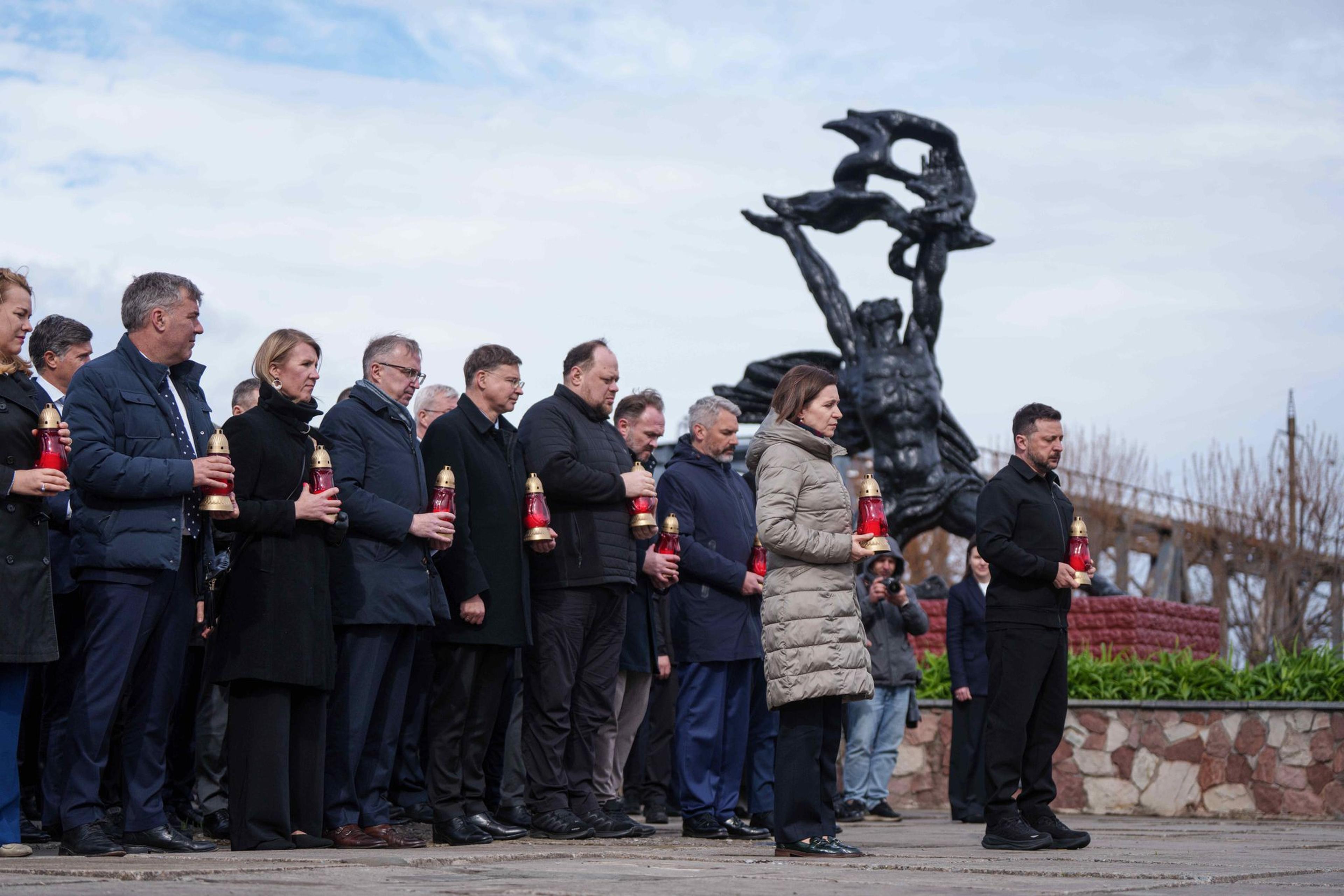 Die moldawische Präsidentin Maia Sandu und der ukrainische Präsident  Wolodymyr Selenskyj nehmen an einer Gedenkzeremonie an der Allee der Liquidatoren teil, die vor 40 Jahren im Kernkraftwerk Tschernobyl ums Leben kamen, Ukraine. Tschernobyl ist der ukrainische Name für die Stadt.