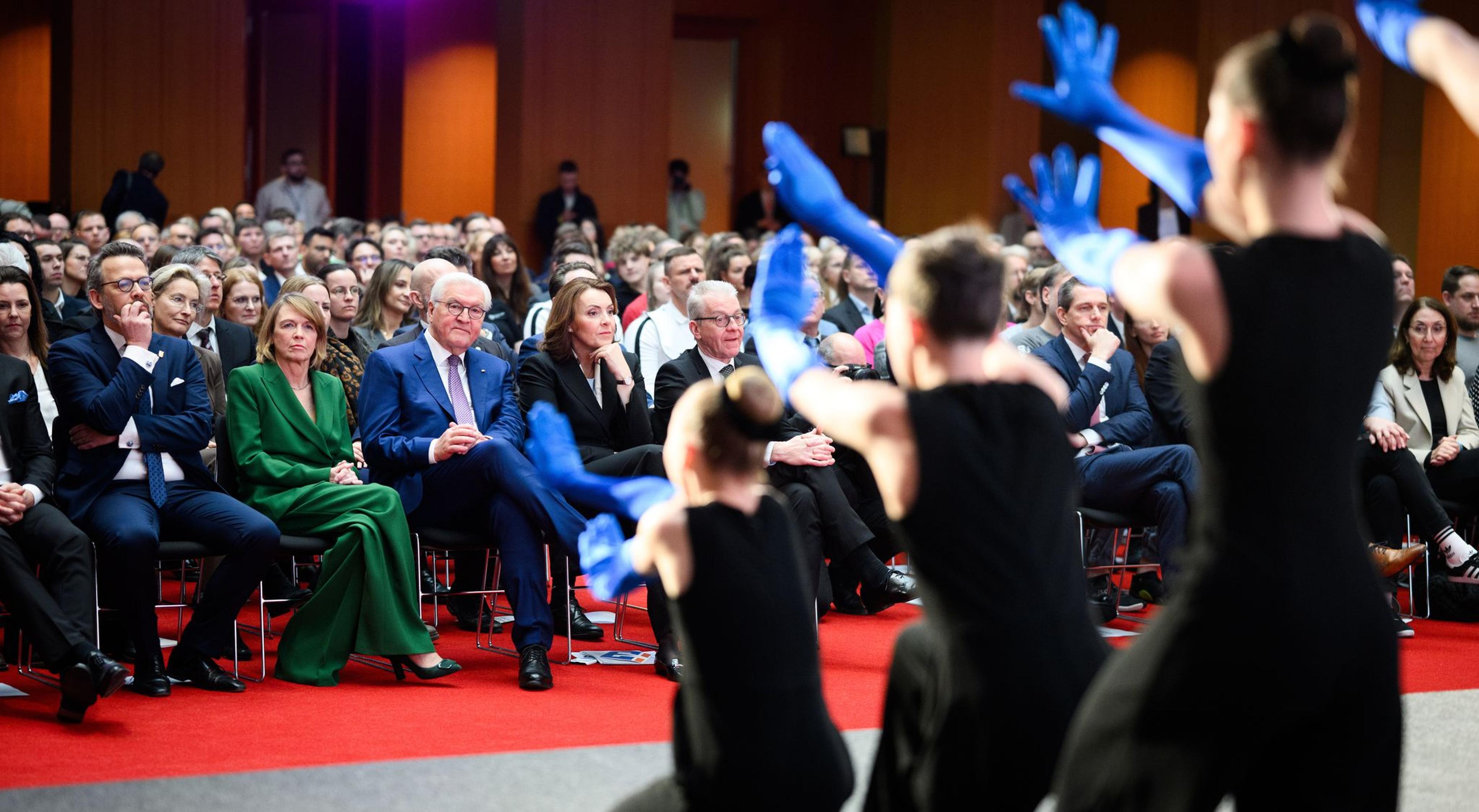 Otto Fricke (l-r), Vorstandsvorsitzender des Deutschen Olympischen Sportbundes (DOSB), Bundespräsident Frank-Walter Steinmeier und seine Frau Elke Büdenbender und Marija Kolak, Präsidentin des Bundesverbandes der Deutschen Volksbanken und Raiffeisenbanken (BVR), sitzen bei der Verleihung der „Sterne des Sports“ in Gold in der ersten Reihe. Der Vereinswettbewerb „Sterne des Sports“ ist eine Initiative des Deutschen Olympischen Sportbundes (DOSB) und der Volksbanken Raiffeisenbanken in Deutschland. Ausgezeichnet werden Sportvereine, die sich durch ihre ehrenamtliche Arbeit über das reine Sportangebot hinaus gesellschaftlich engagieren.