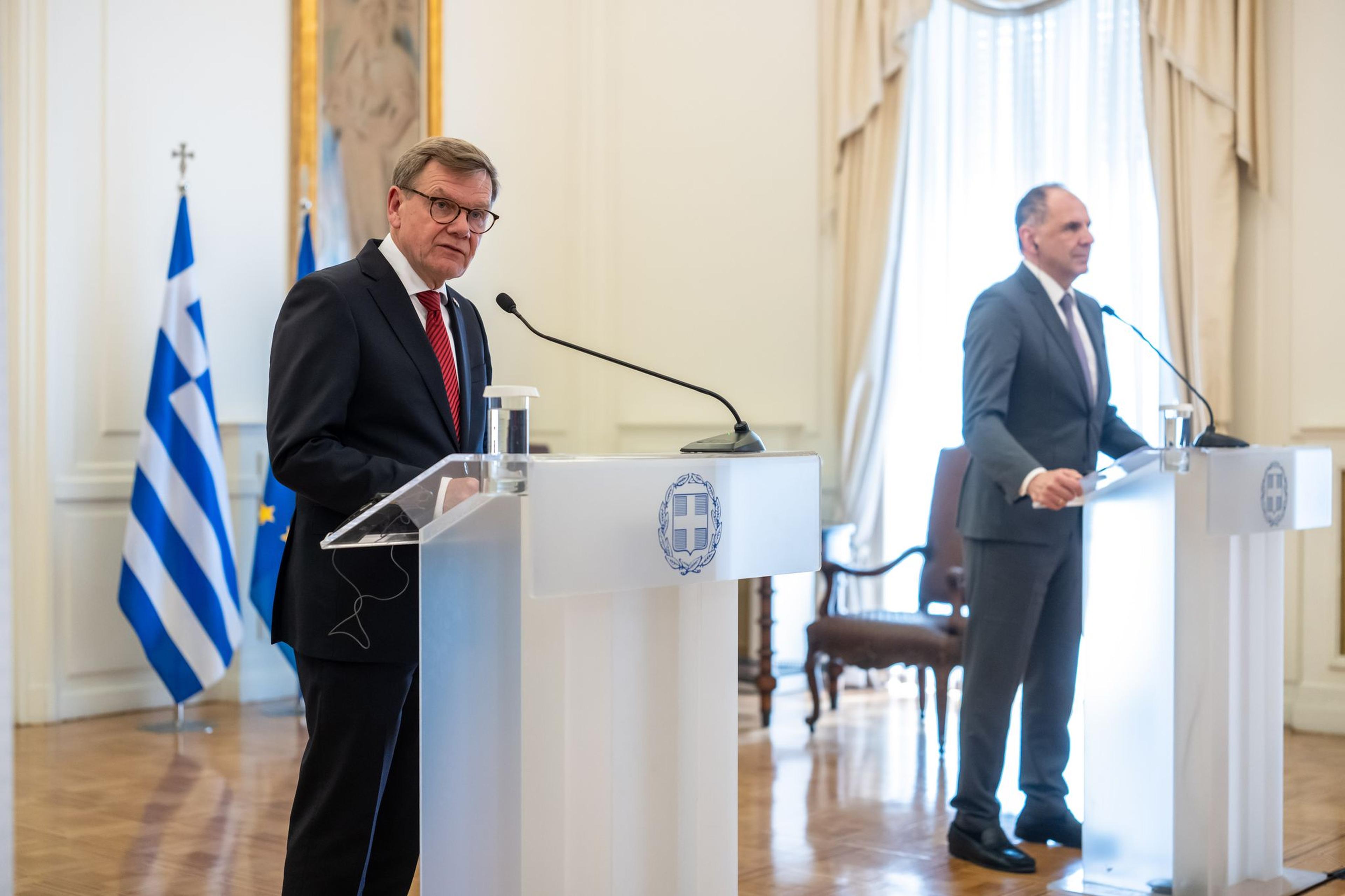 Johann Wadephul (l, CDU), Außenminister, nimmt neben Giorgos Gerapetritis, Außenminister von Griechenland, an der Pressekonferenz nach dem Gespräch Teil. Wadephul hält sich für einen eintägigen Besuch in Griechenland auf.