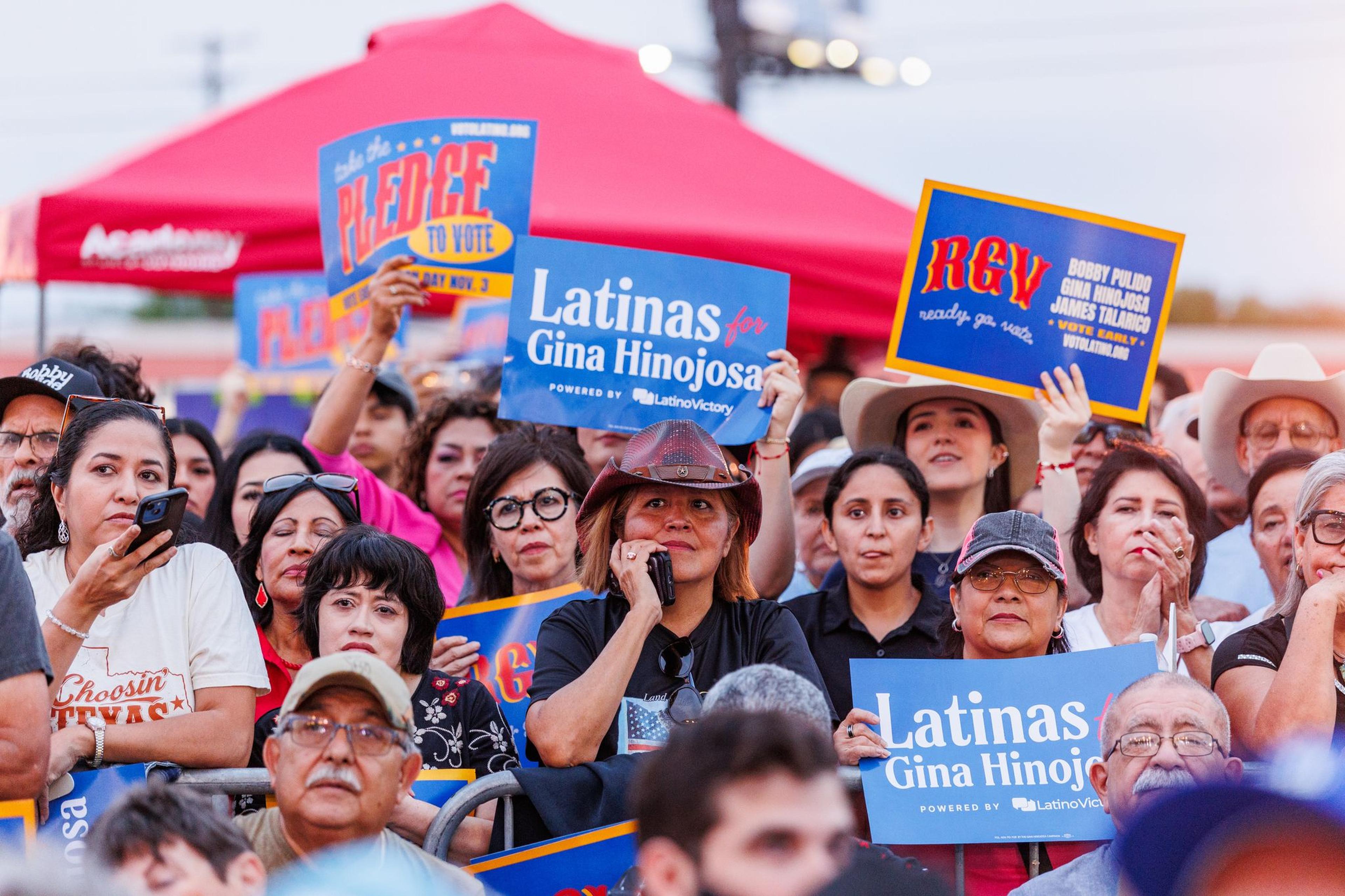 Die Teilnehmer lauschen den Rednern bei der «Ready, Go, Vote»-Kundgebung von Voto Latino für die demokratischen Kandidaten Hinojosa für das Amt des Gouverneurs von Texas, Talarico für den US-Senat und Pulido für das US-Repräsentantenhaus. Die Kundgebung fand im Vorfeld der US-Midterms statt.